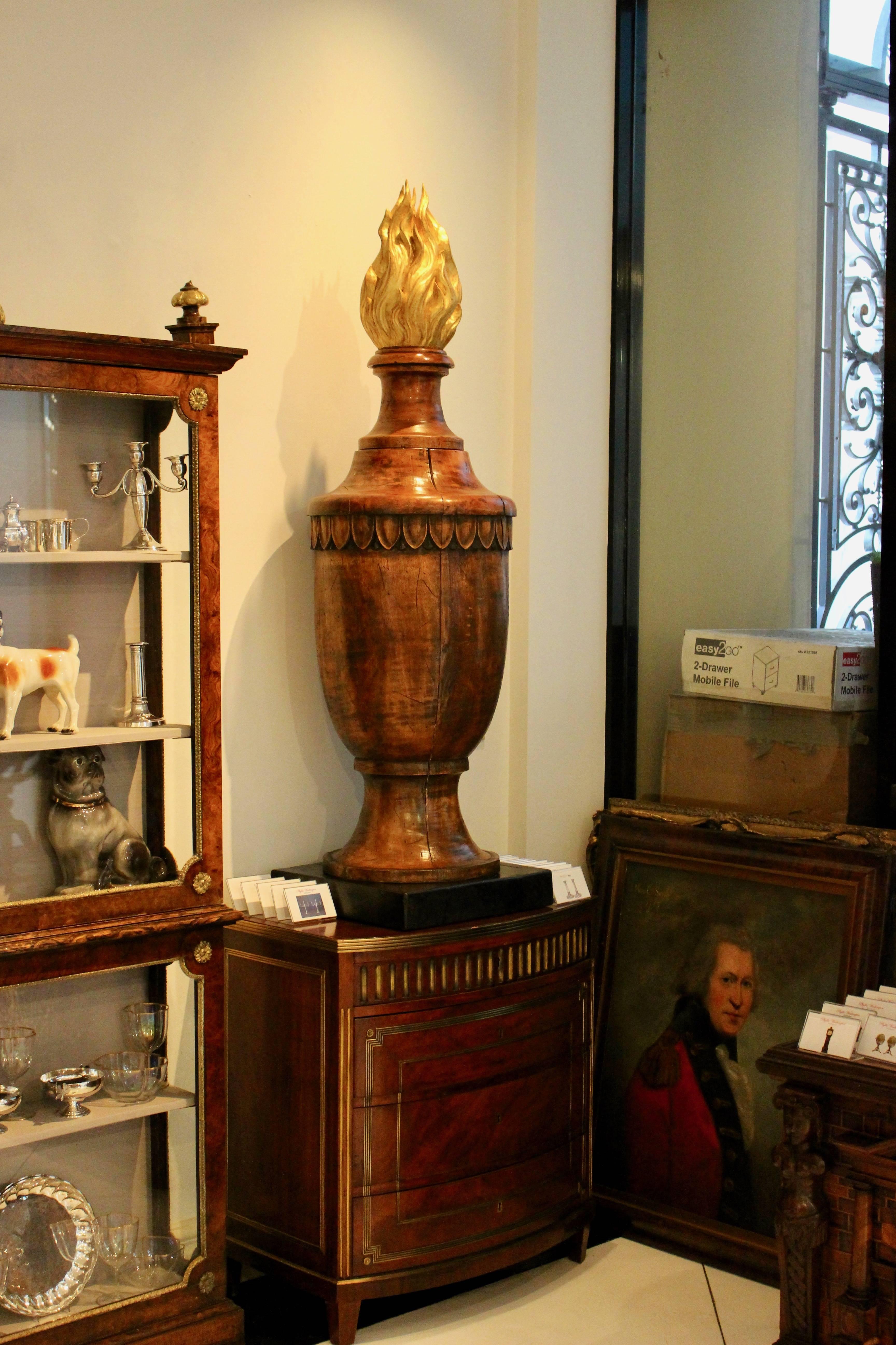 Paire de fleurons en bois de style néoclassique en forme d'urnes en vente 1