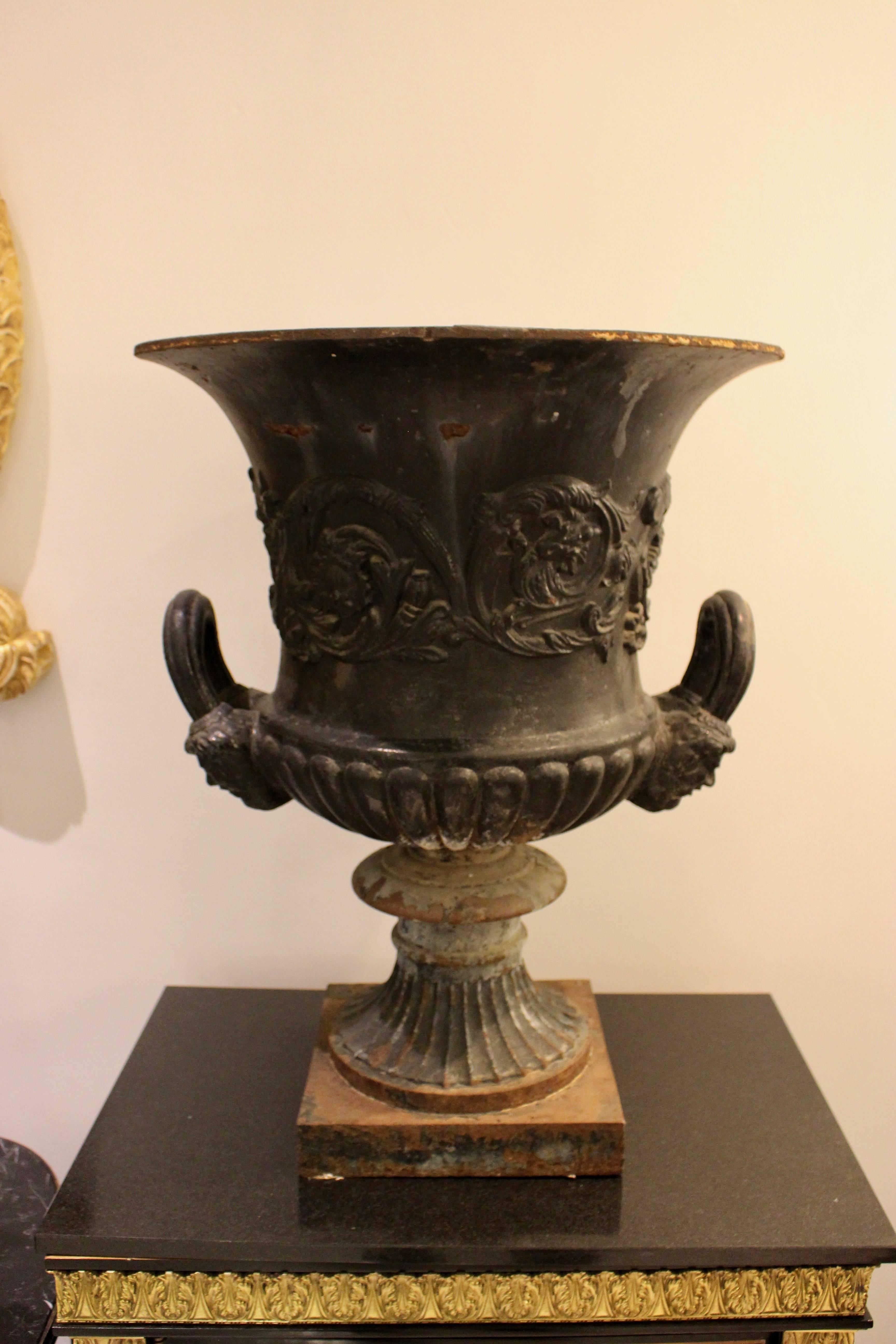 Une paire d'urnes de jardin en fer peint en noir de style néoclassique.
