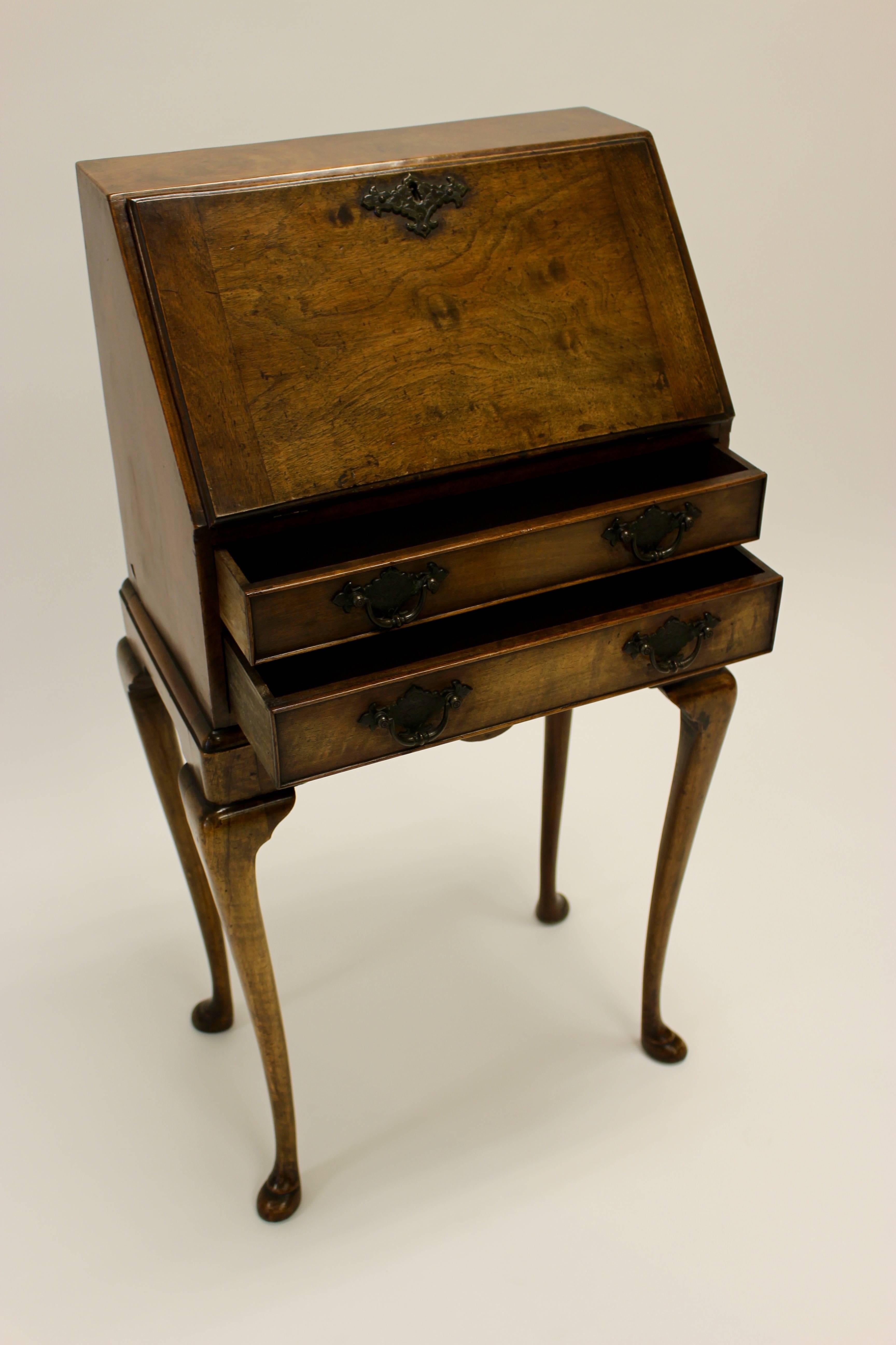 Noce Scrivania in stile Queen Anne del 1880 in noce con facciata inclinata e gambe a cabriole in vendita