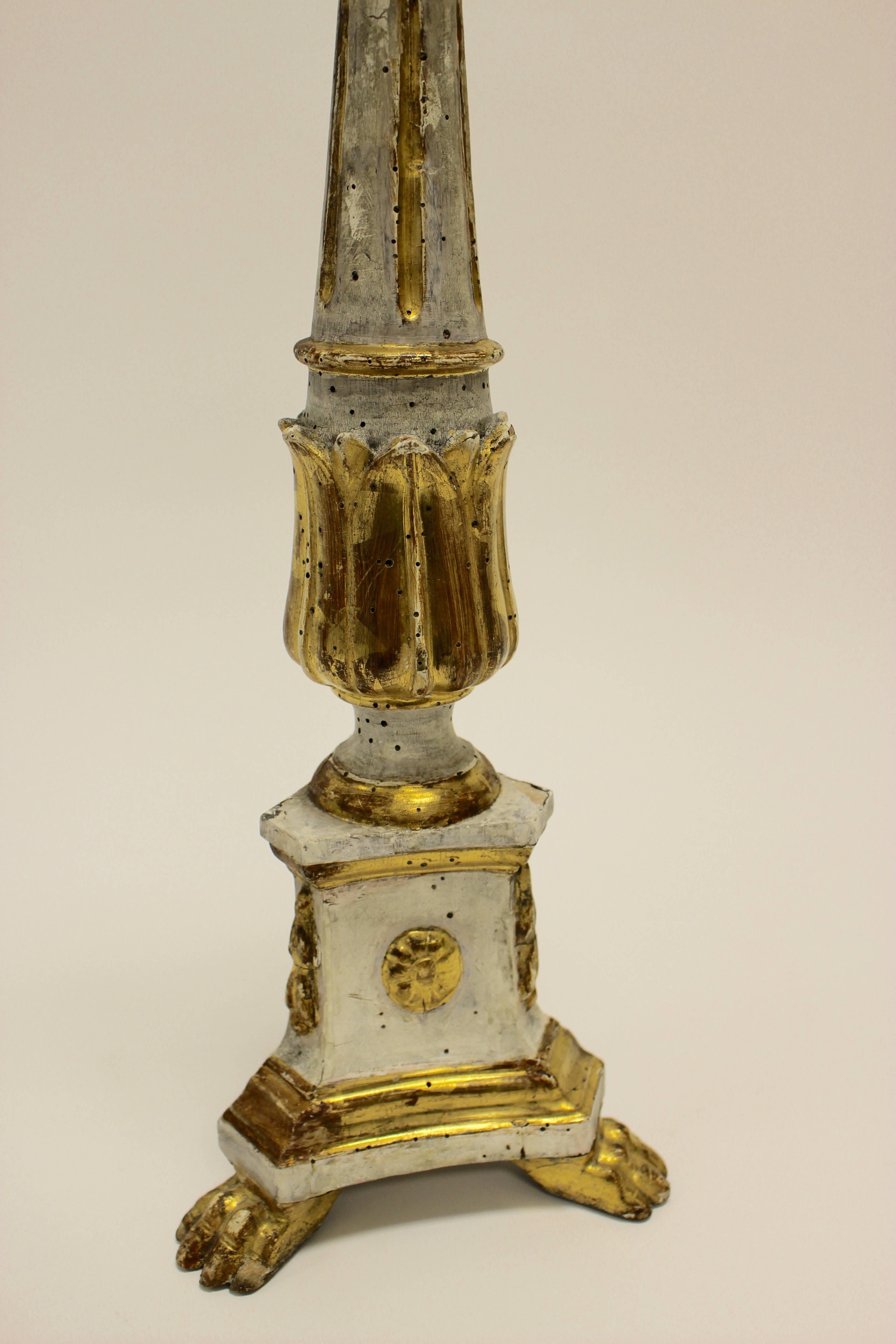 Ein Paar geschnitzte und bemalte vergoldete Kerzenständer aus dem 18. Jahrhundert im italienischen Klassizismus, mit Tatzenfüßen. Jeder dieser beiden exquisiten italienischen Kerzenständer ist mit einem Metallständer versehen, der eine Kerze