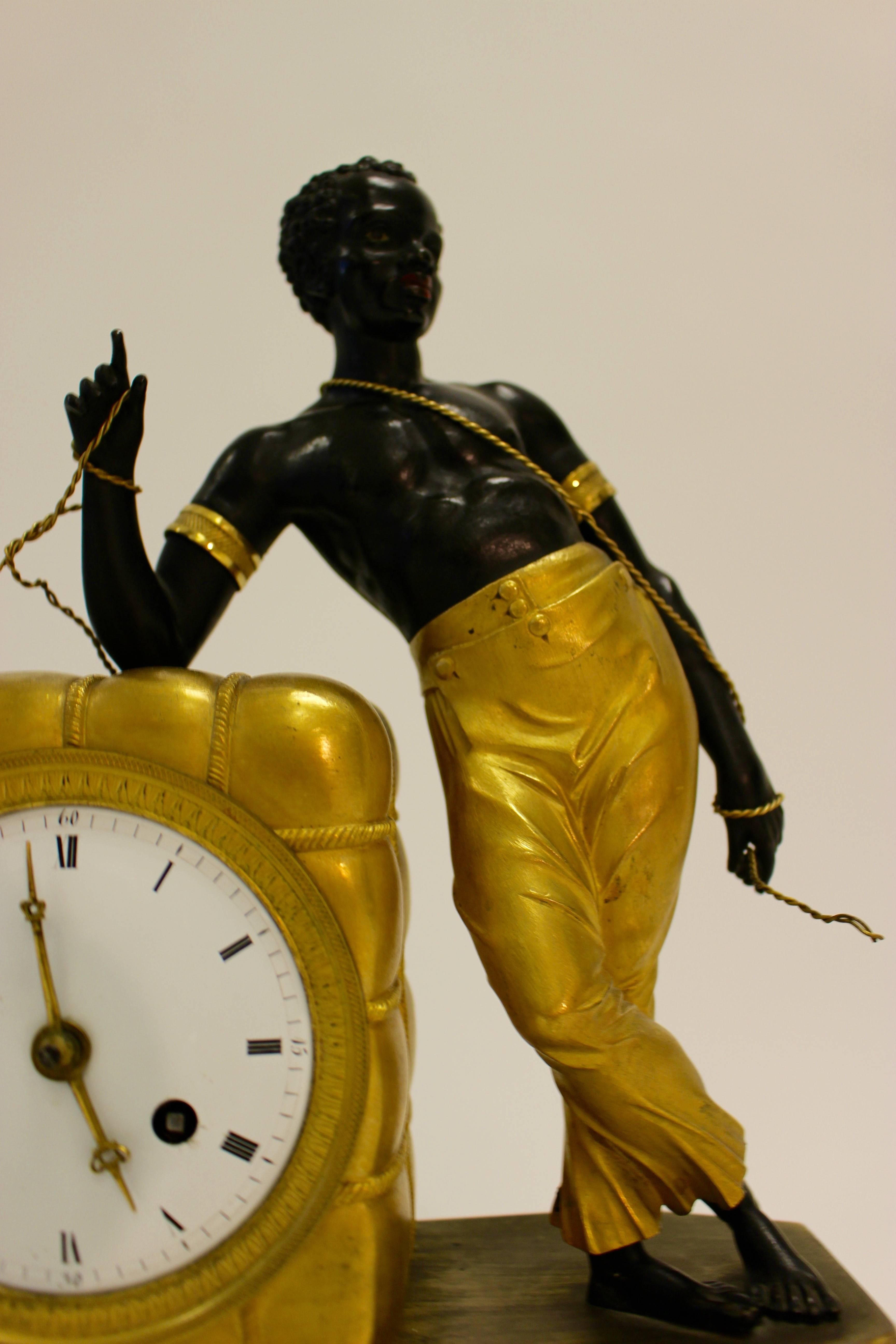Pendule de cheminée Empire en bronze doré et peint attribuée à Jean-Simon Deverberie. Présenté dans un boîtier en bronze doré en forme de balle de coton, le cadran rond en émail présente des heures en chiffres romains et des graduations arabes en