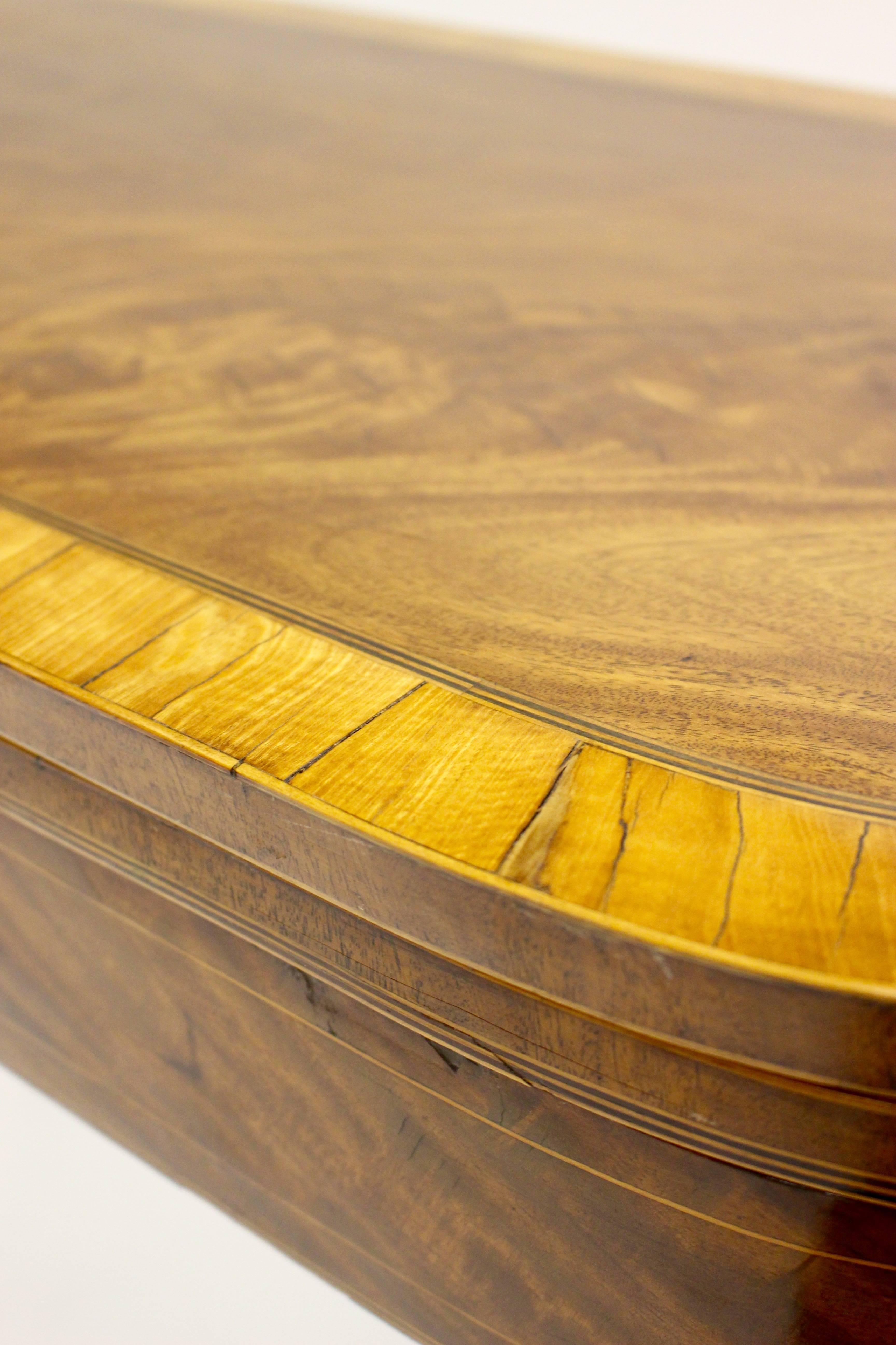 Klappbarer Kartentisch aus hell getöntem Mahagoni und Seidenholz mit Intarsien George III. im Angebot 1