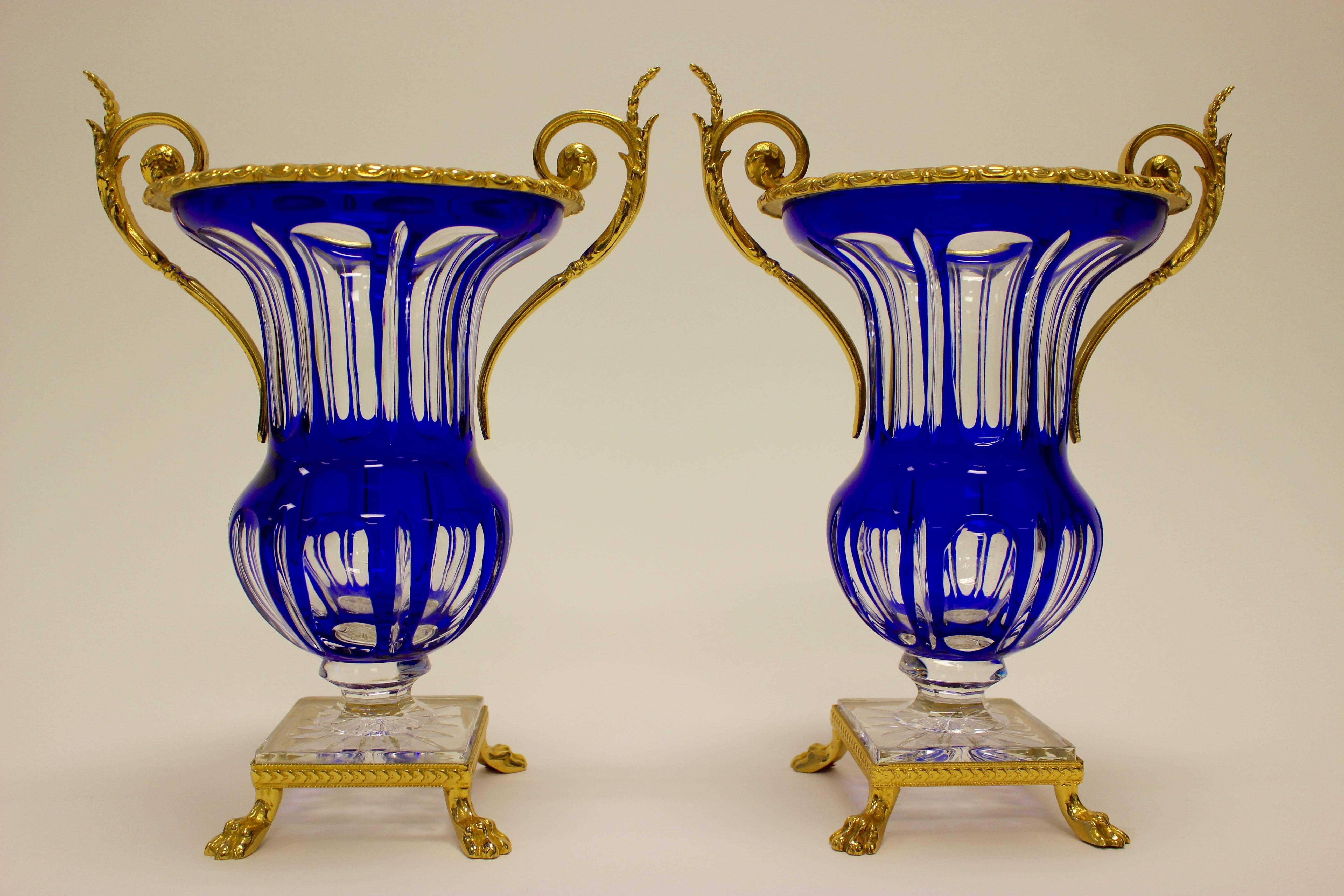 Paire de vases français à deux mains à facettes en métal doré, bleu cobalt et cristal transparent en vente 1