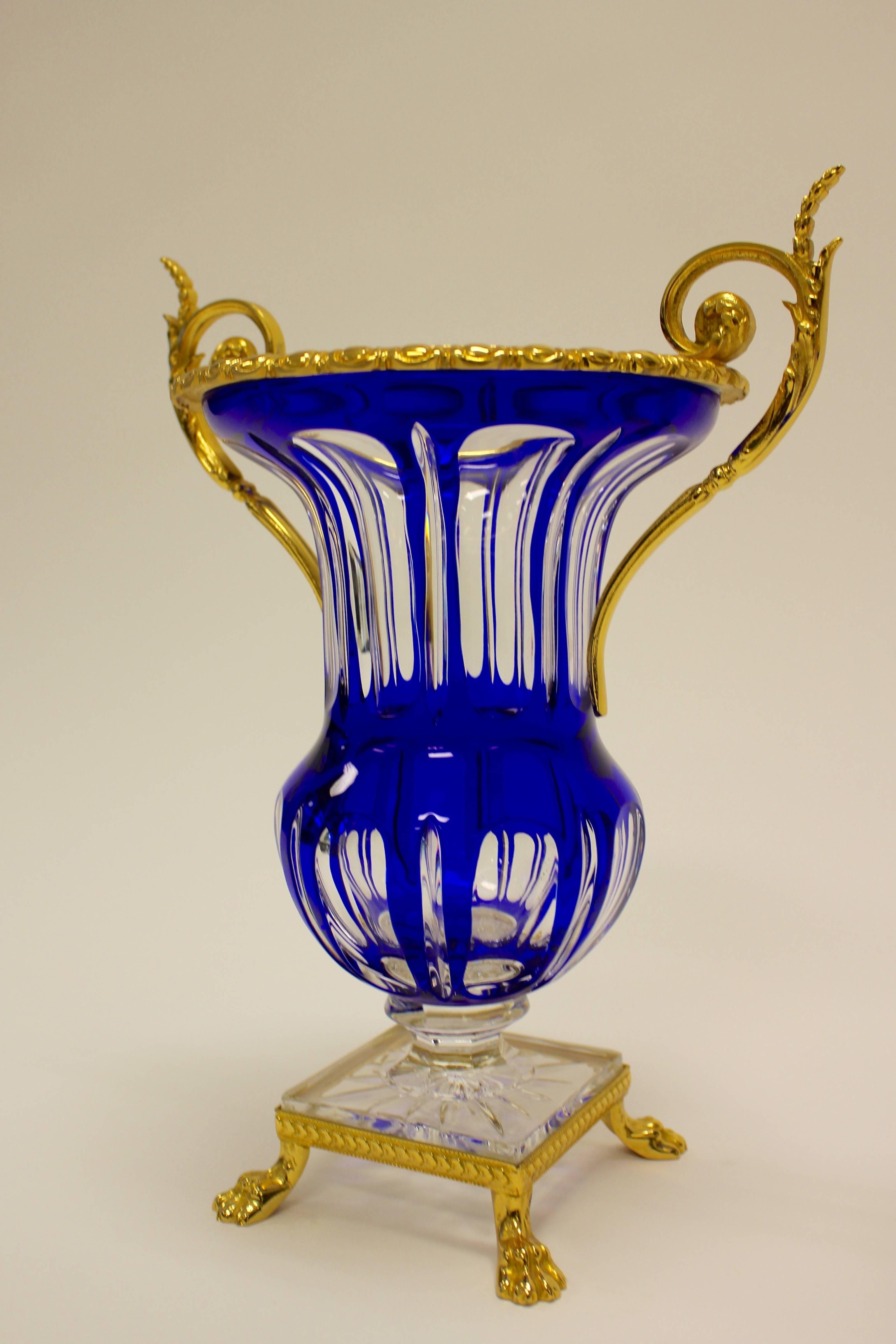 Français Paire de vases français à deux mains à facettes en métal doré, bleu cobalt et cristal transparent en vente