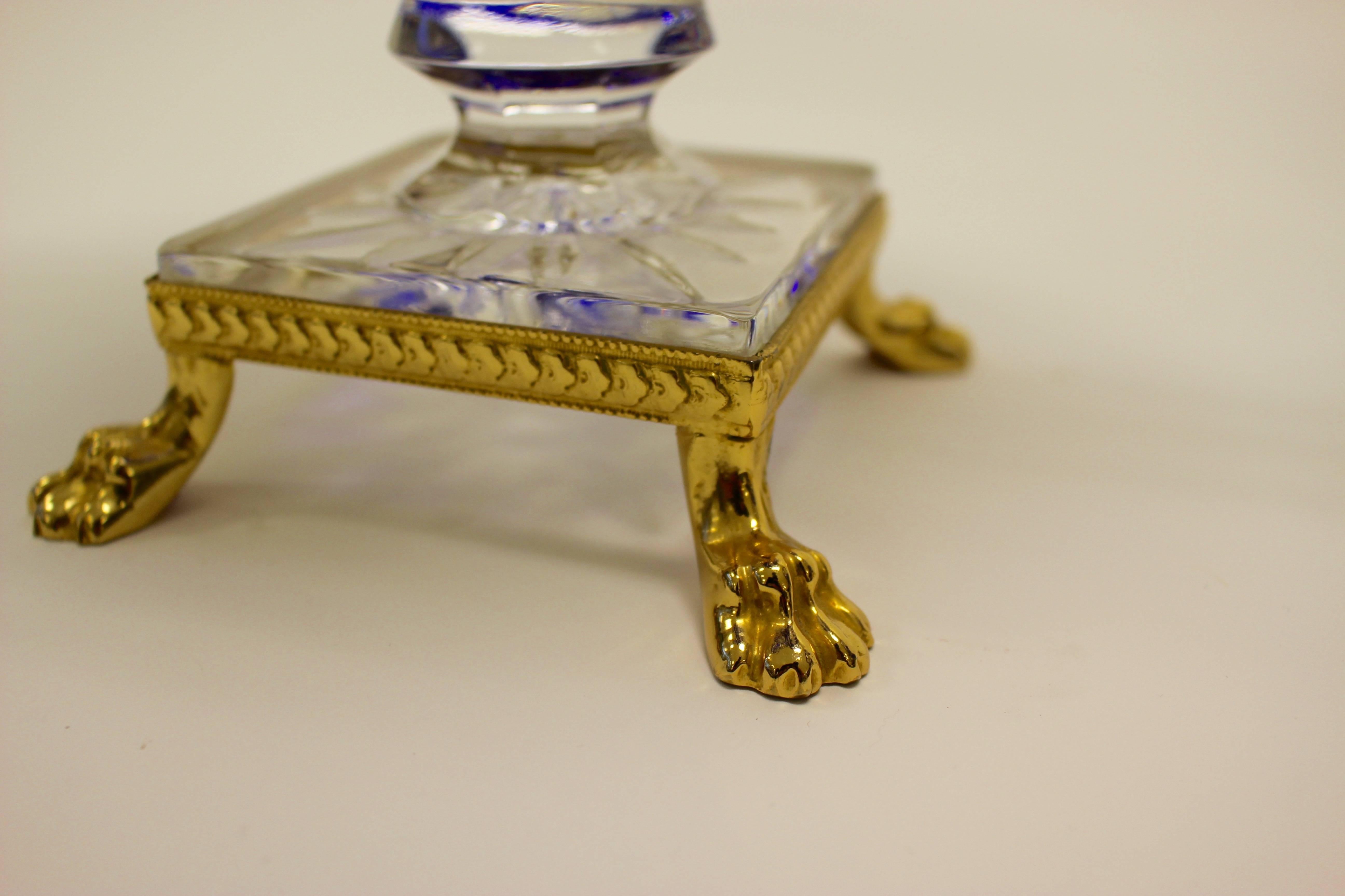 Doré Paire de vases français à deux mains à facettes en métal doré, bleu cobalt et cristal transparent en vente