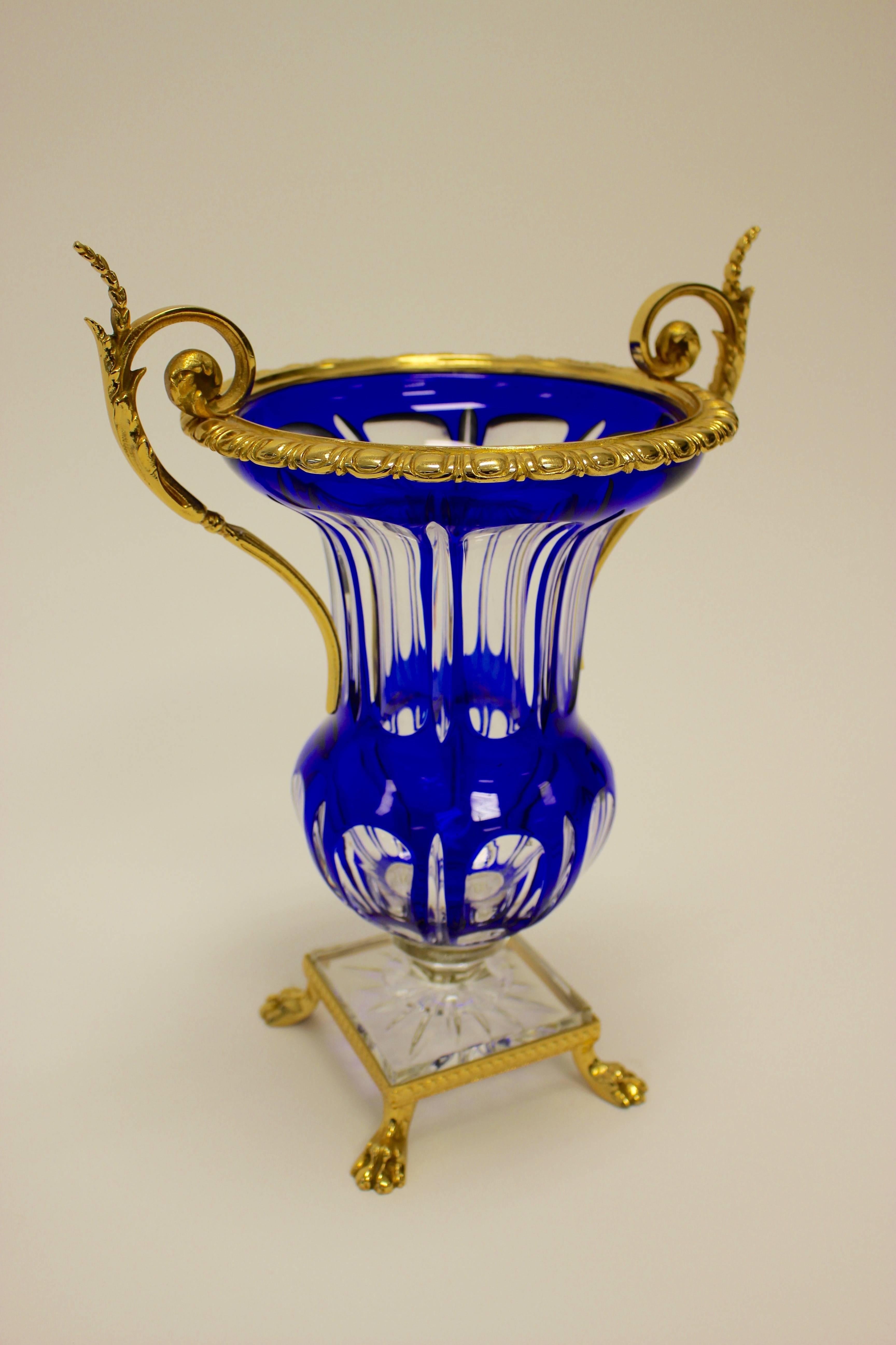 20ième siècle Paire de vases français à deux mains à facettes en métal doré, bleu cobalt et cristal transparent en vente