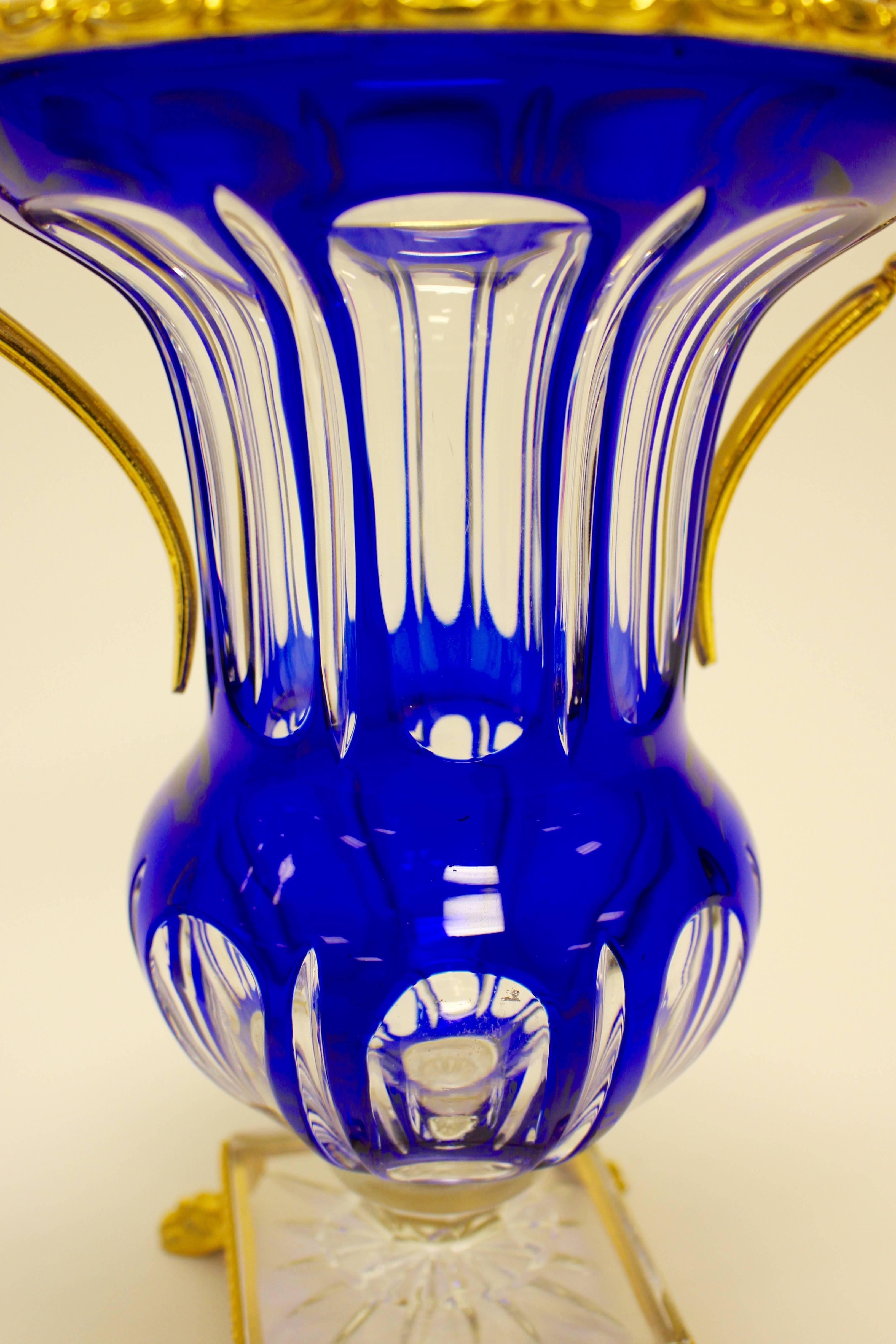 Cristal Paire de vases français à deux mains à facettes en métal doré, bleu cobalt et cristal transparent en vente