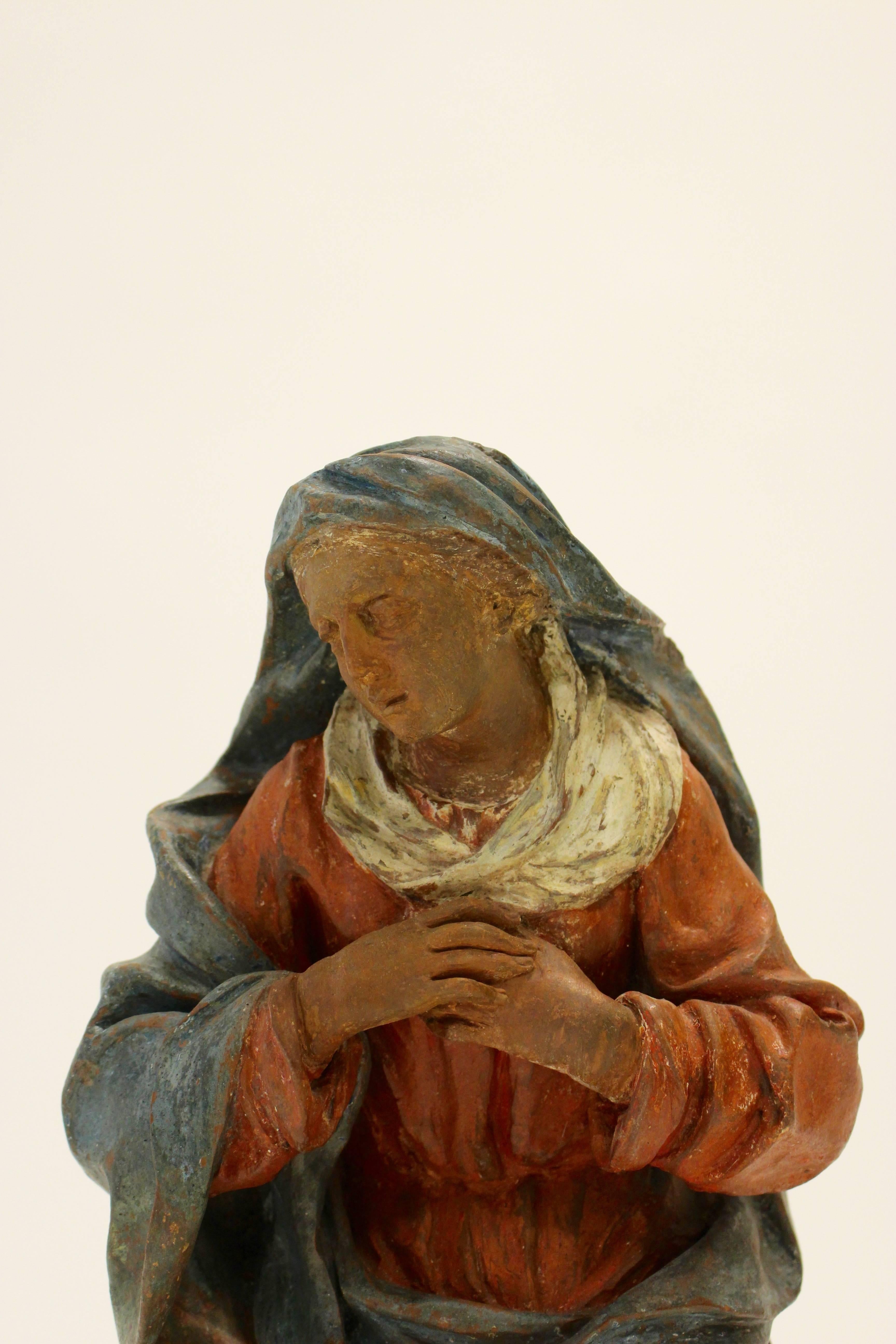 Kontinentale polychromierte Terrakotta-Skulptur der knienden Jungfrau, 18. Jahrhundert im Zustand „Gut“ im Angebot in Palm Desert, CA