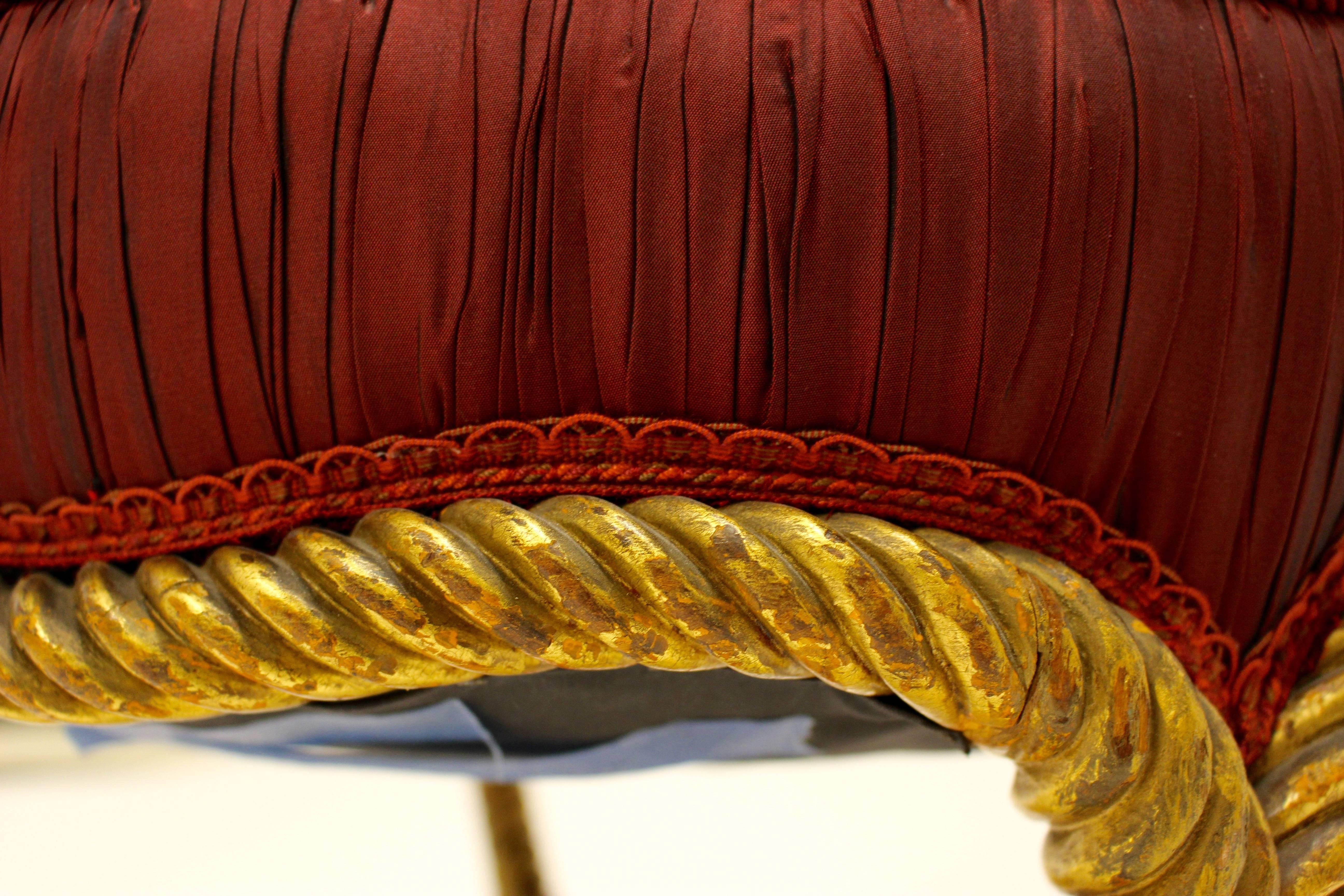 Französischer Vergoldeter Seilhocker im Napoleon-III-Stil mit kreisförmigem Sitz aus rotem Samt im Napoleon-III-Stil im Zustand „Gut“ im Angebot in Palm Desert, CA