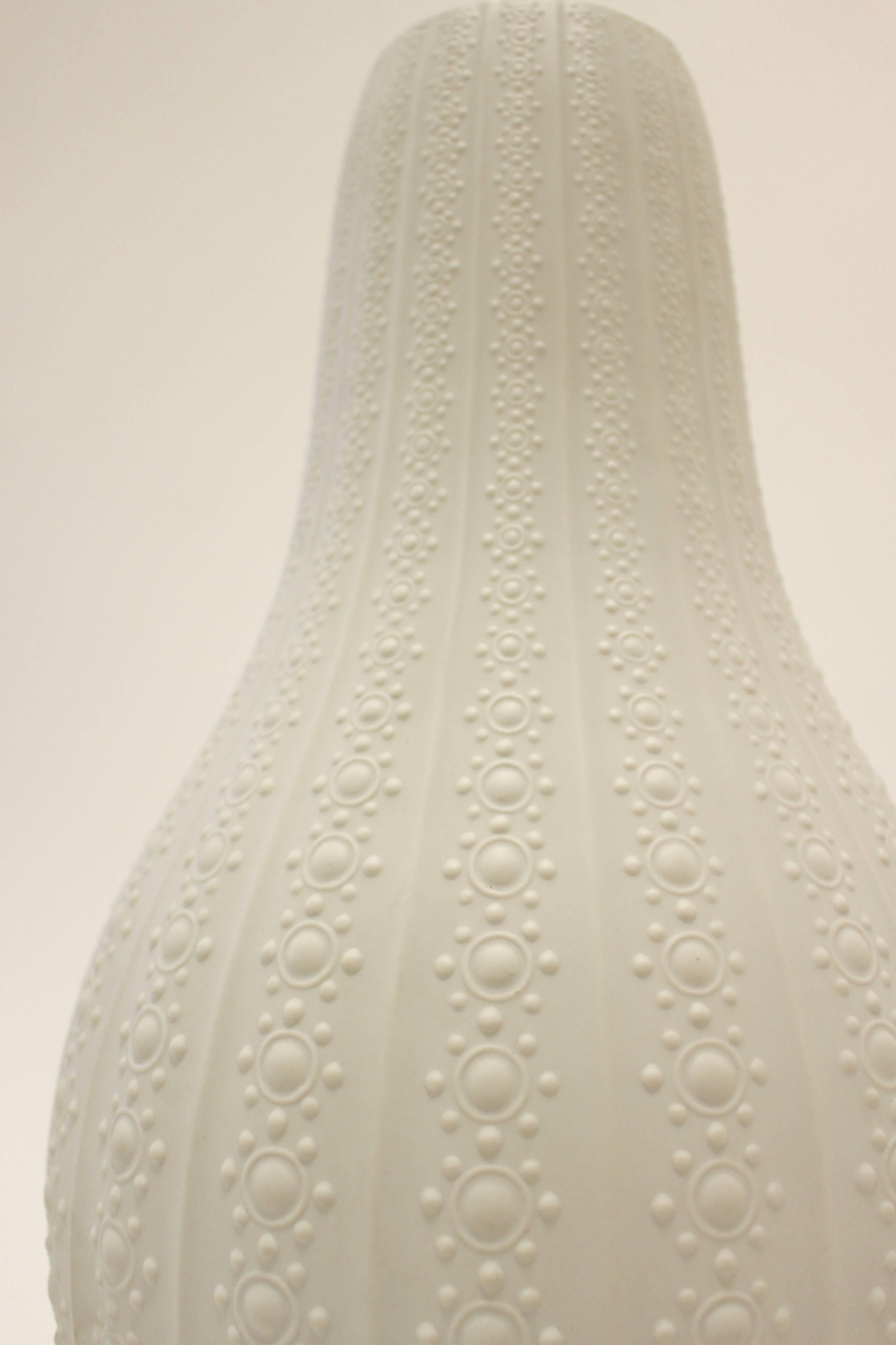 Eine süddeutsche Bodenvase aus mattweißem Porzellan mit Reliefdekor von Heinrich und Co. Diese raffinierte kürbisförmige Vase zeigt erhabene geometrische Motive aus kreisförmigen Punkten, die zum Rand hin schrumpfen und durch zarte vertikale Rippen