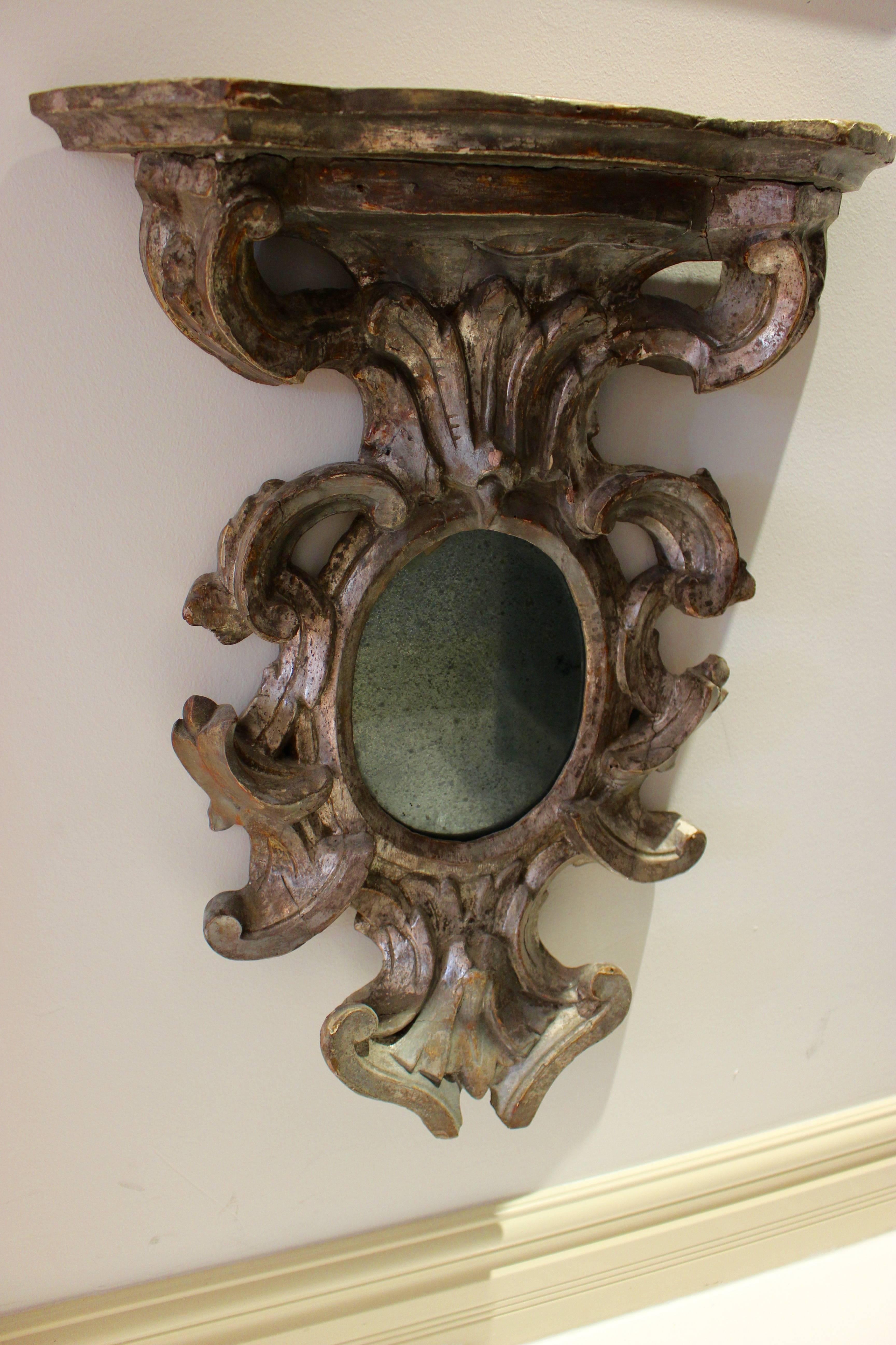 Versilberte Holzwandhalterung im französischen Barockstil der 1885er Jahre mit ovalem Spiegel, französischer Barockstil (Geschnitzt) im Angebot