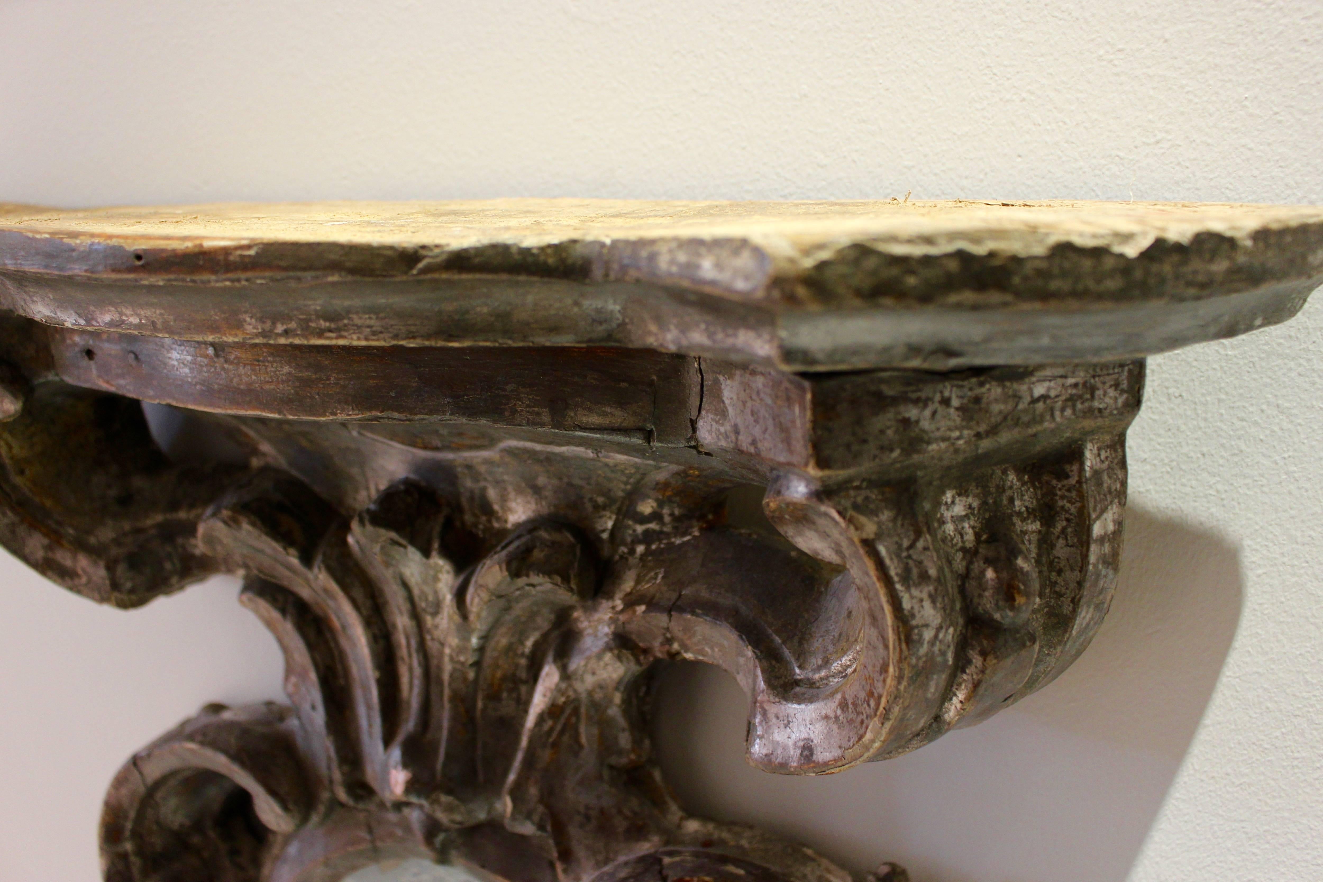 Versilberte Holzwandhalterung im französischen Barockstil der 1885er Jahre mit ovalem Spiegel, französischer Barockstil im Zustand „Gut“ im Angebot in Palm Desert, CA