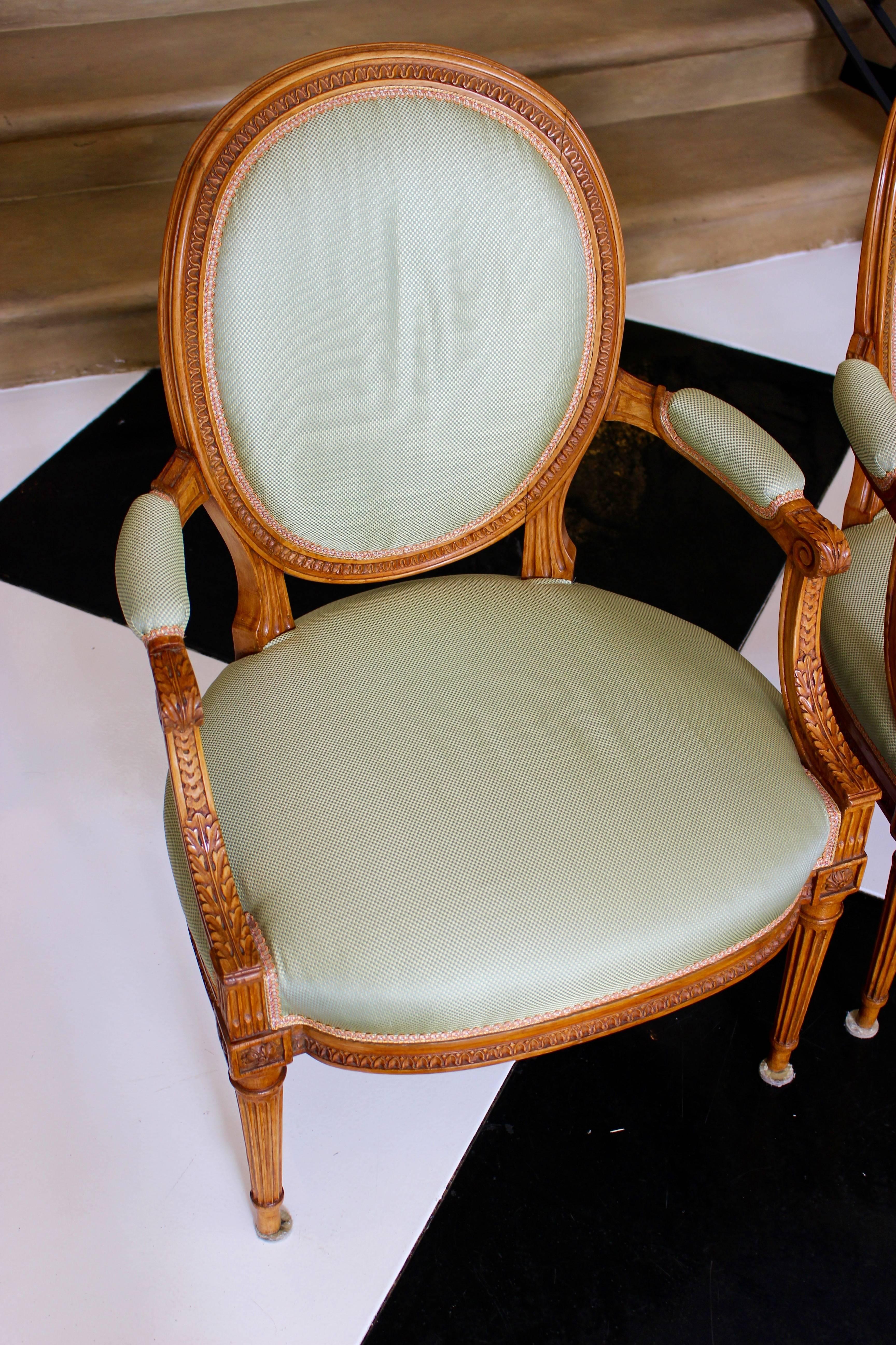 Louis XVI Paire de Fauteuils Cabriolets de style Louis 16 en bois de hêtre avec dos ovale à médaillon en vente