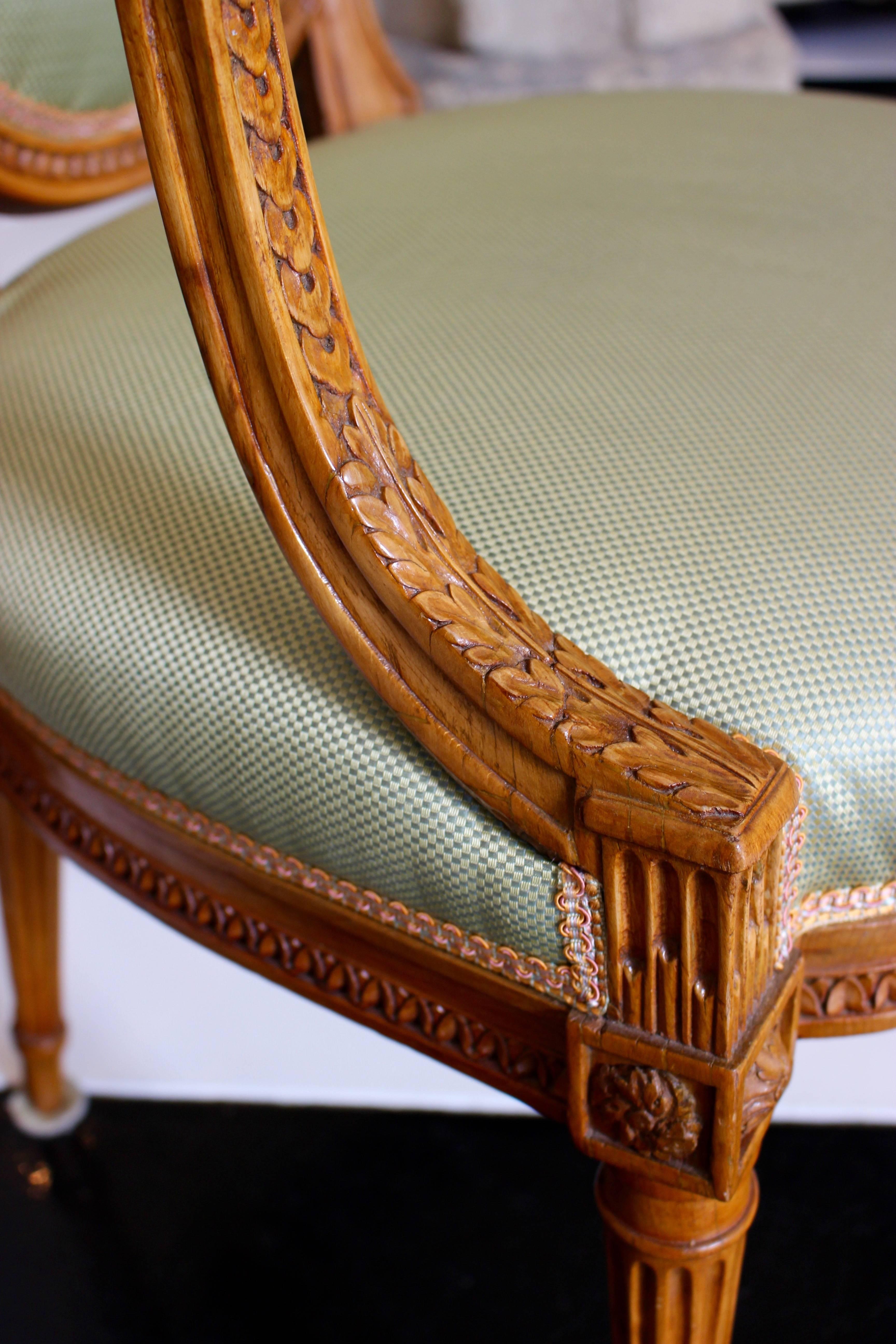 Paire de Fauteuils Cabriolets de style Louis 16 en bois de hêtre avec dos ovale à médaillon en vente 1