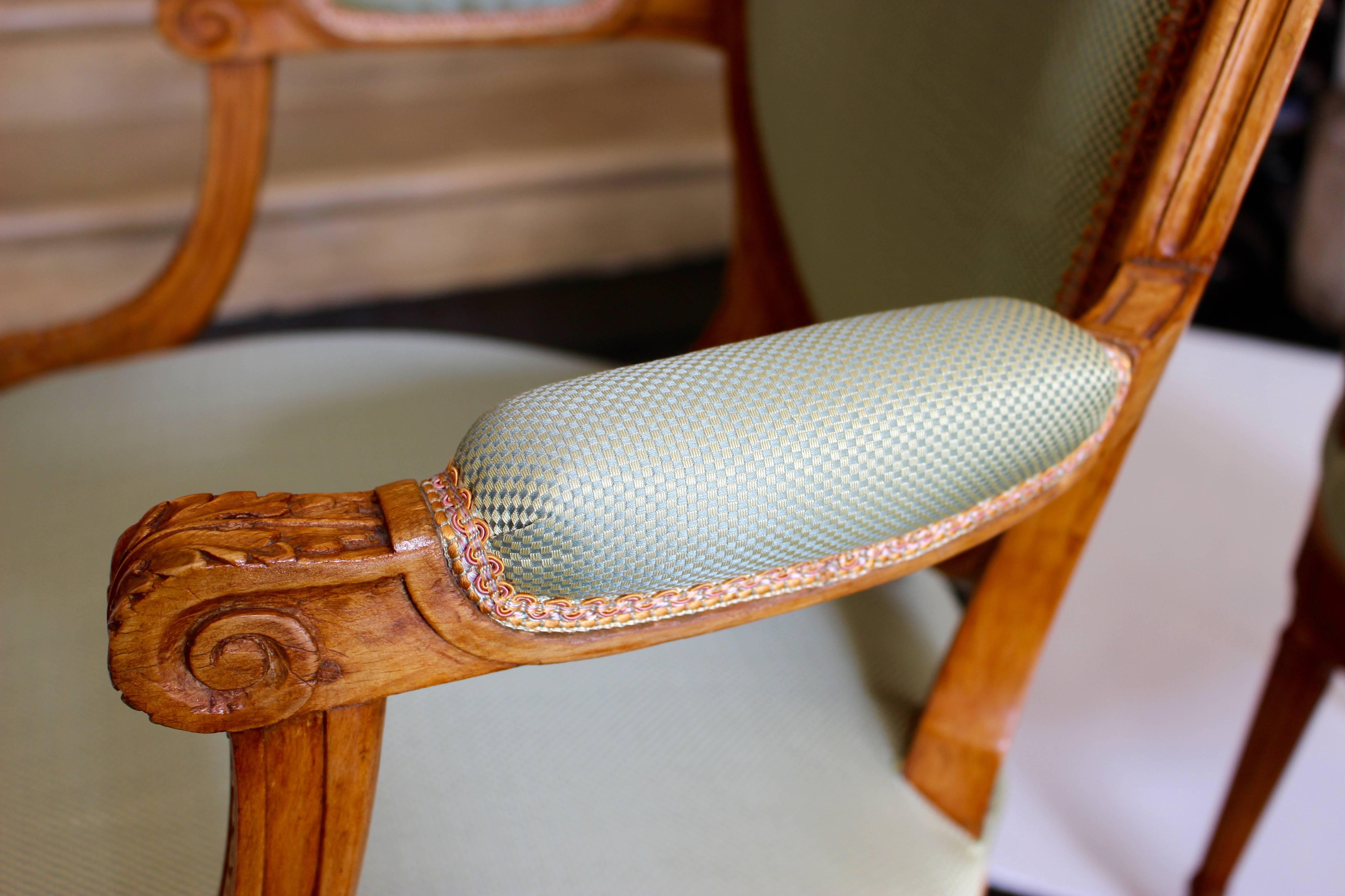 Hêtre Paire de Fauteuils Cabriolets de style Louis 16 en bois de hêtre avec dos ovale à médaillon en vente