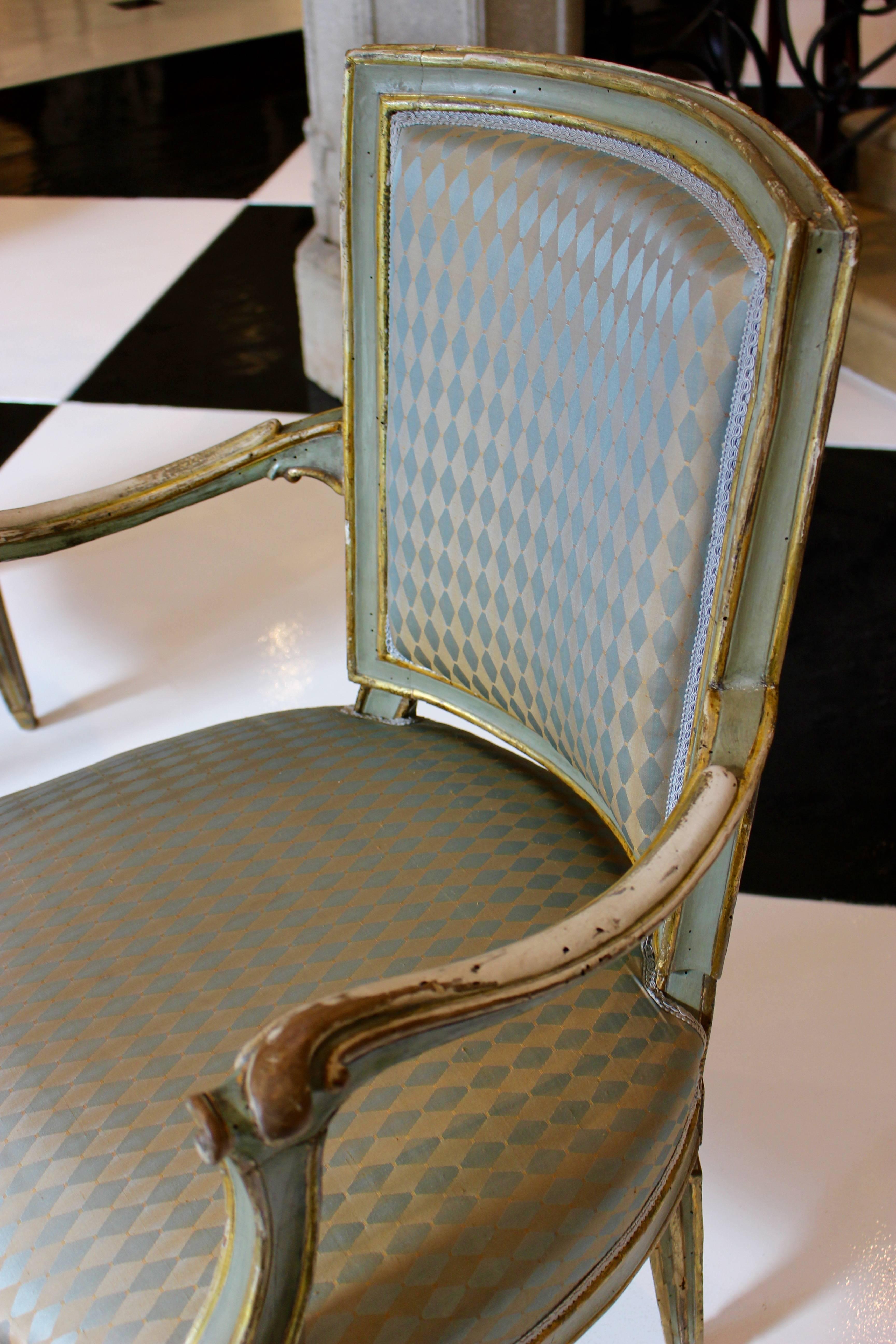 Paar italienische neoklassizistische, bemalte und teilweise vergoldete Sessel aus dem 18. Jahrhundert im Zustand „Gut“ im Angebot in Palm Desert, CA