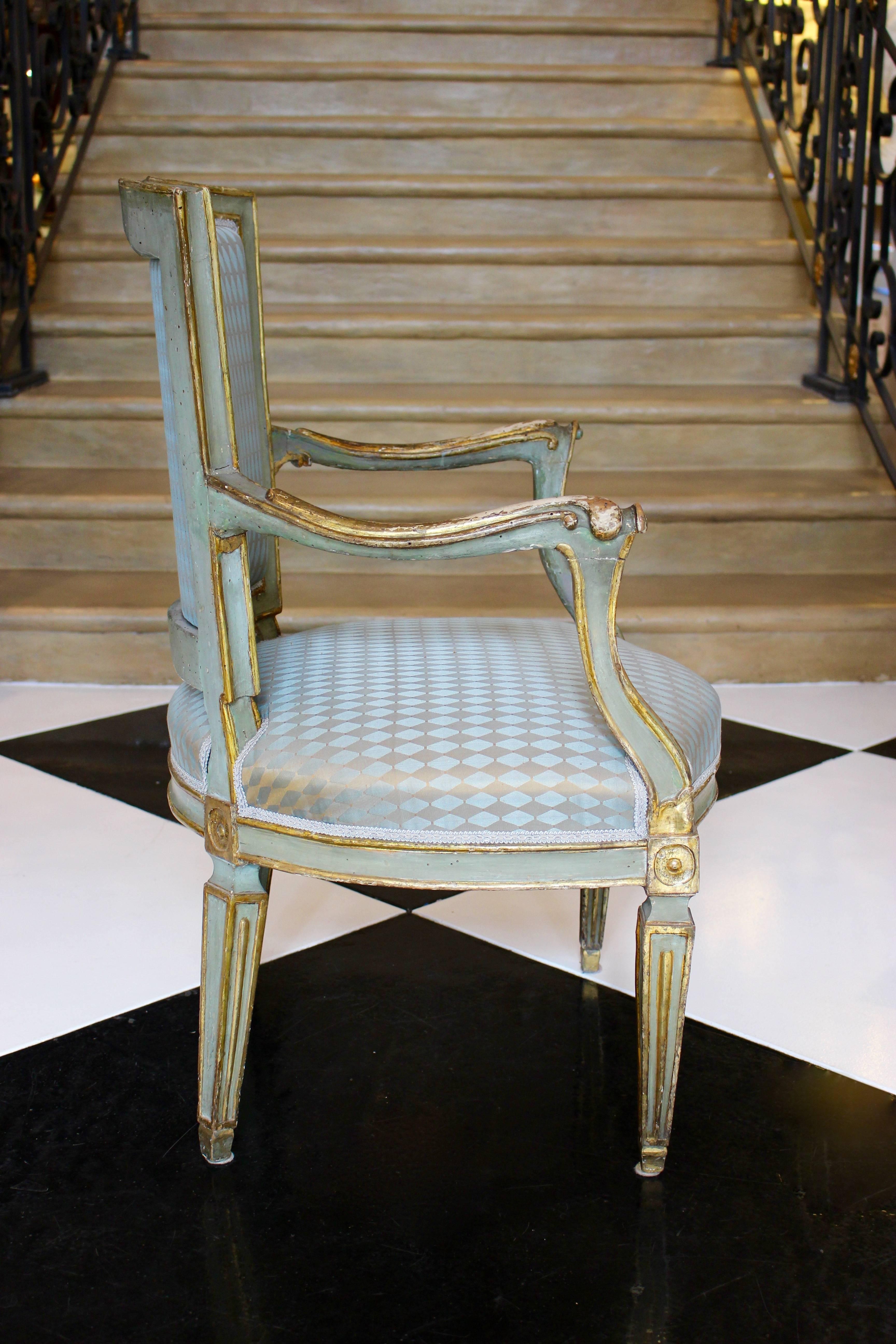 Pair of Italian 18th Century Neoclassical Painted and Parcel-Gilt Armchairs In Good Condition For Sale In Palm Desert, CA
