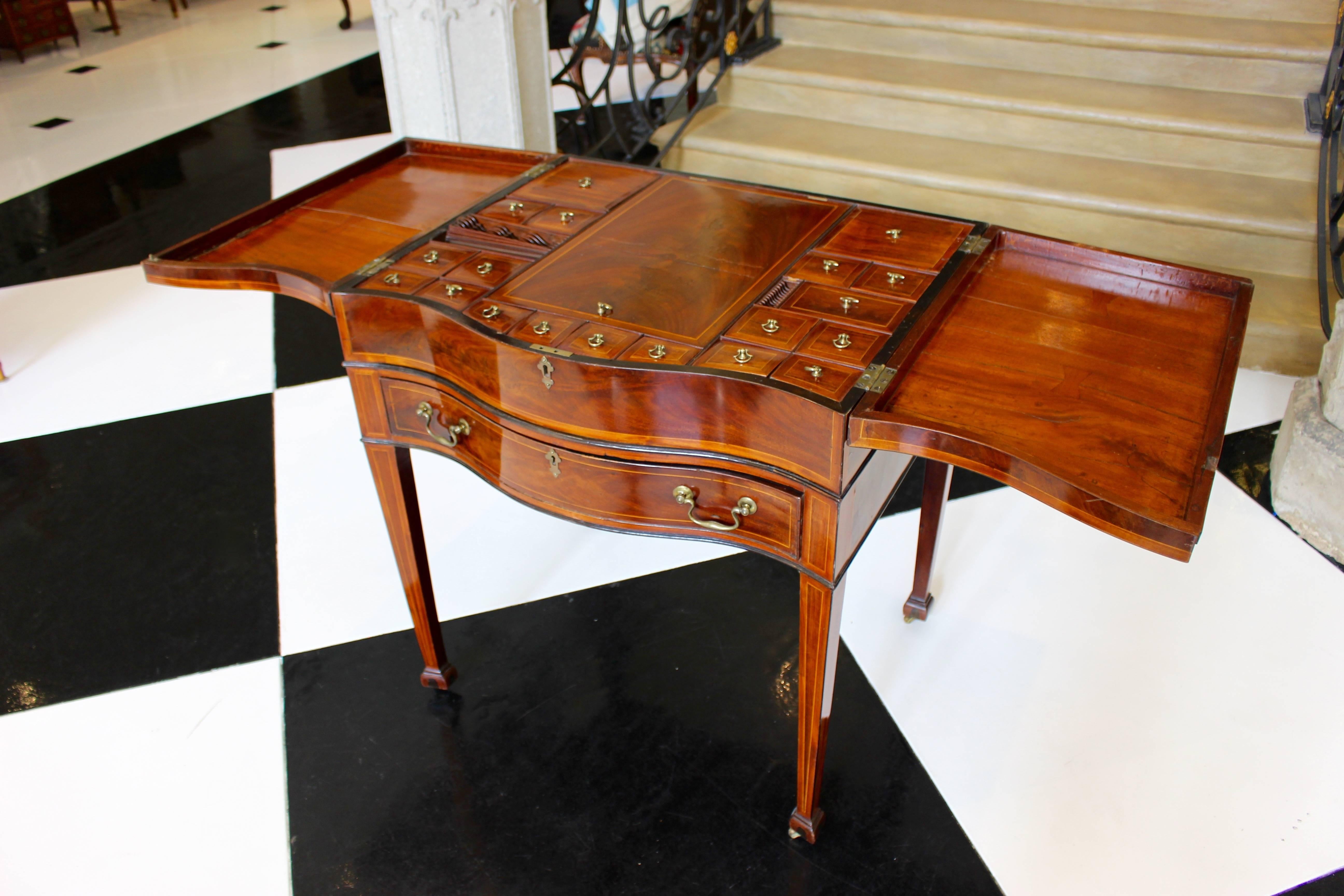 Inlay English George III Period Inlaid Mahogany Gentleman's Dressing Table with Mirror For Sale