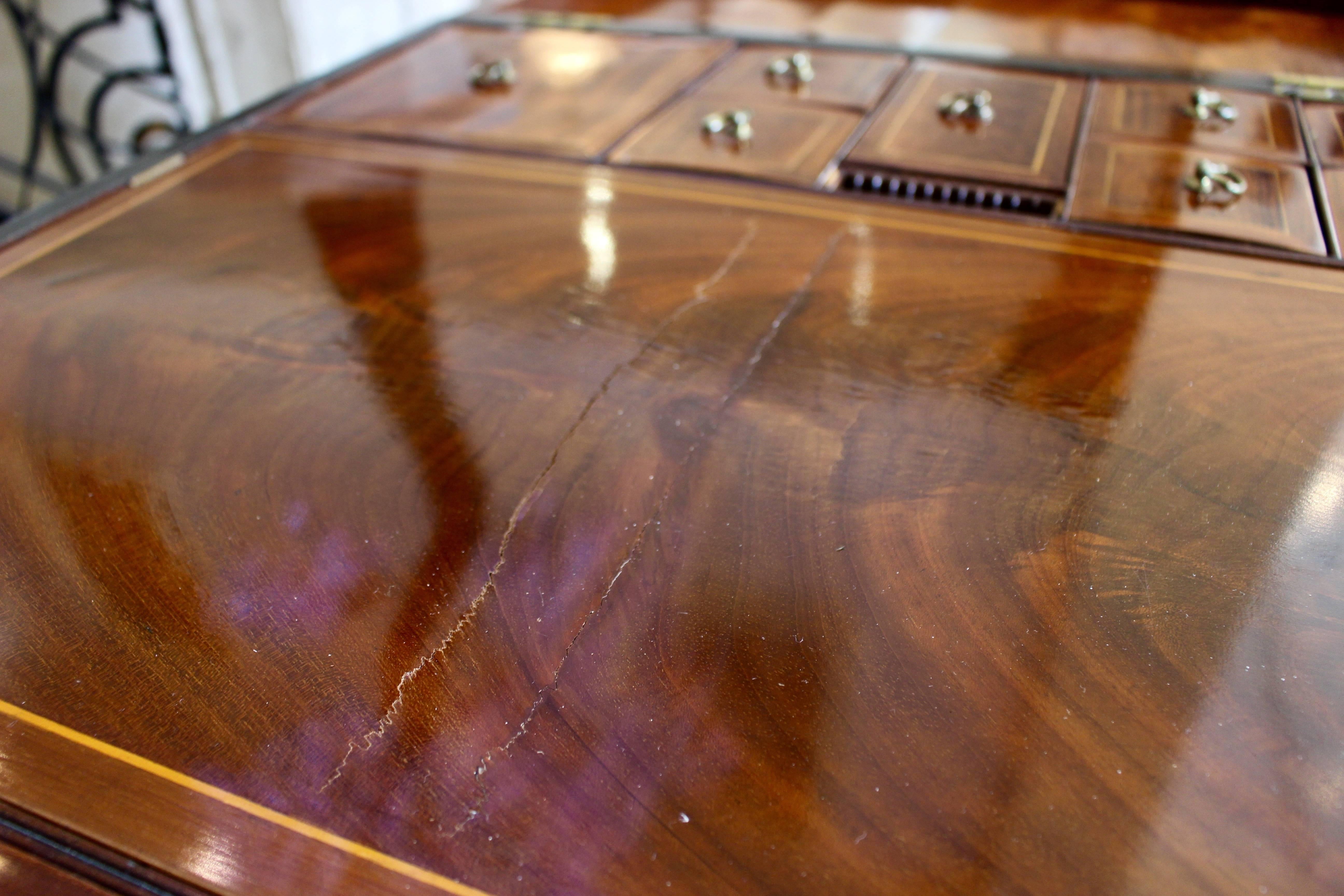 English George III Period Inlaid Mahogany Gentleman's Dressing Table with Mirror In Good Condition For Sale In Palm Desert, CA