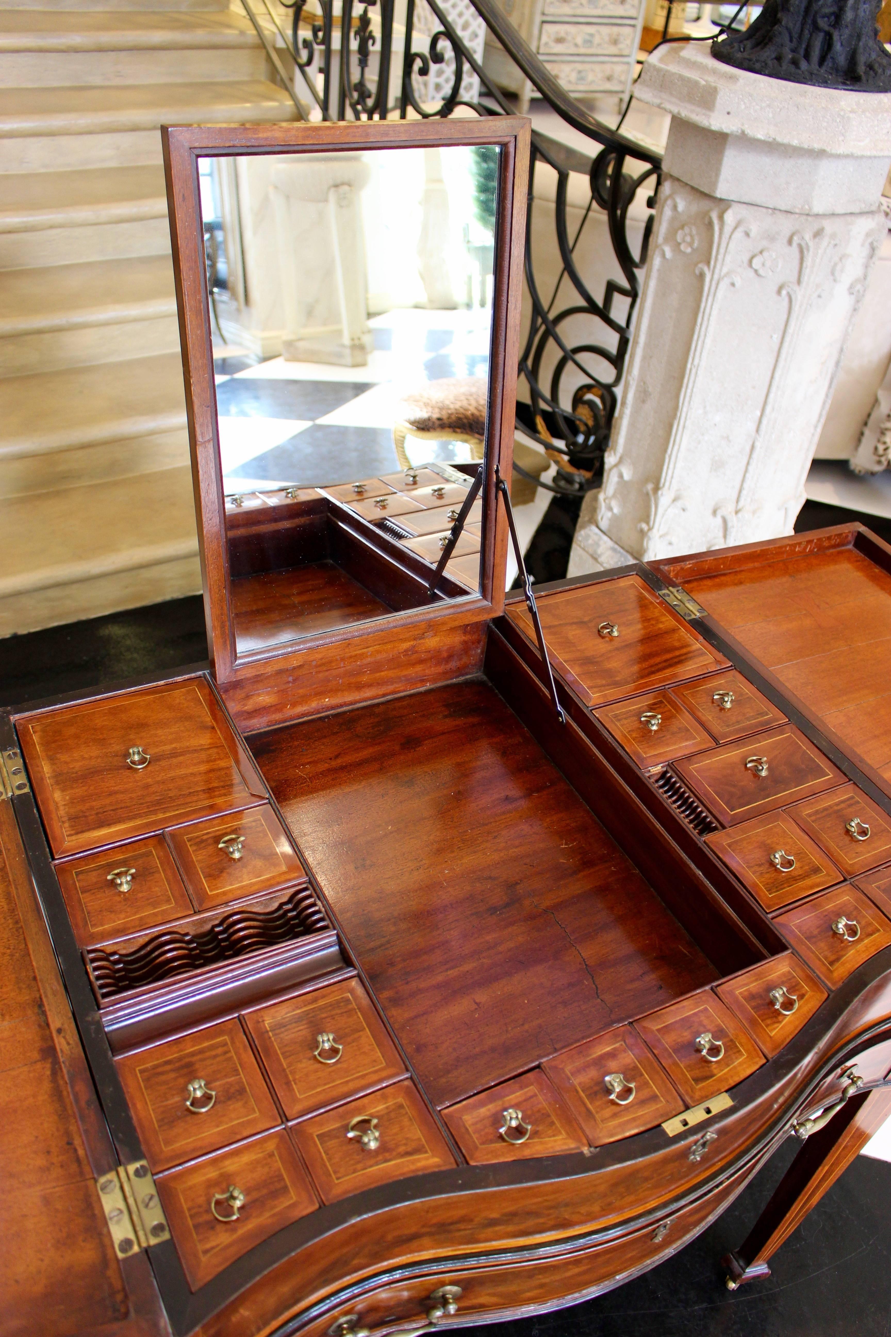 English George III Period Inlaid Mahogany Gentleman's Dressing Table with Mirror For Sale 1