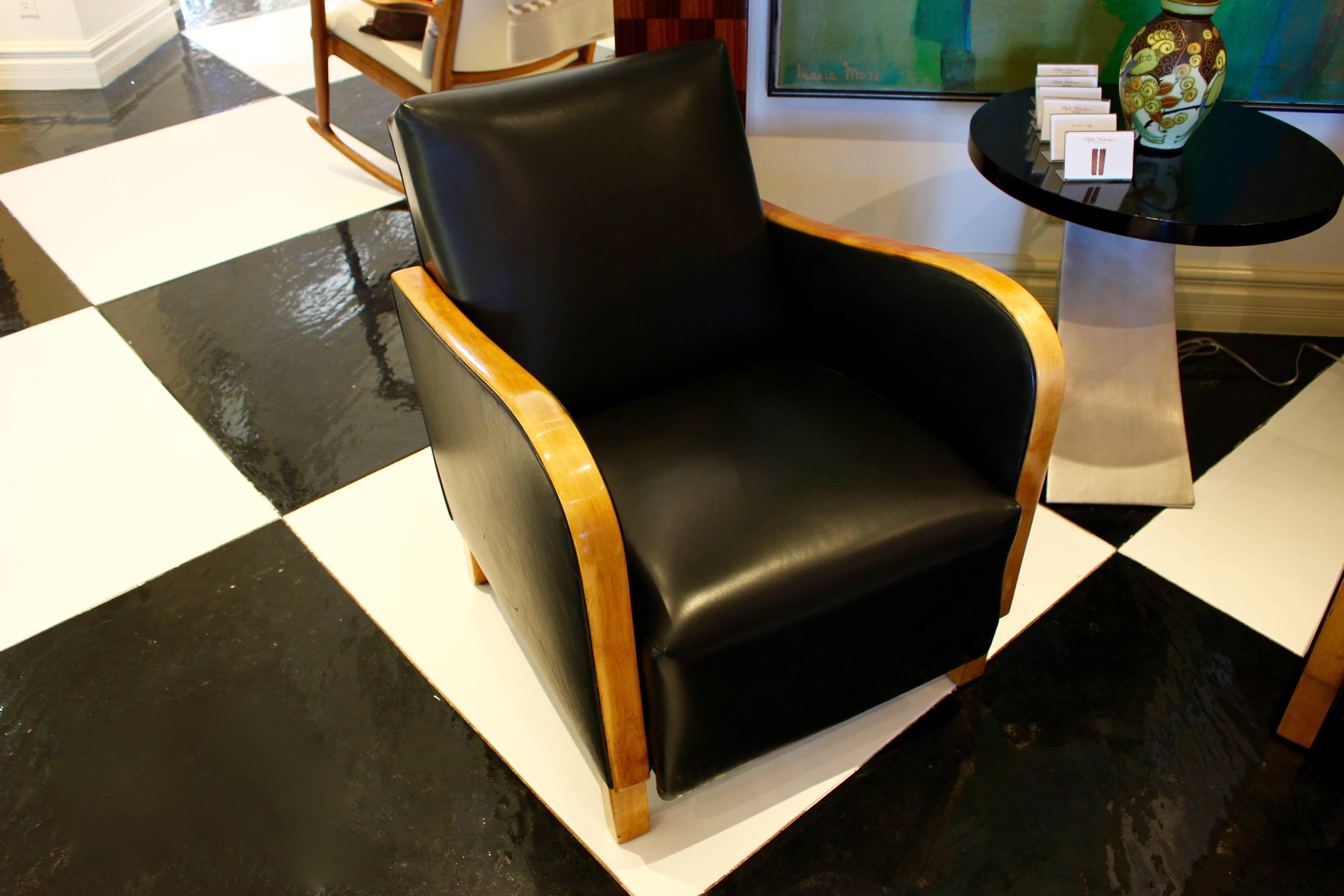 Art déco Paire de fauteuils club Art Déco suédois des années 1930 en cuir noir avec cadre en bois cintré en vente