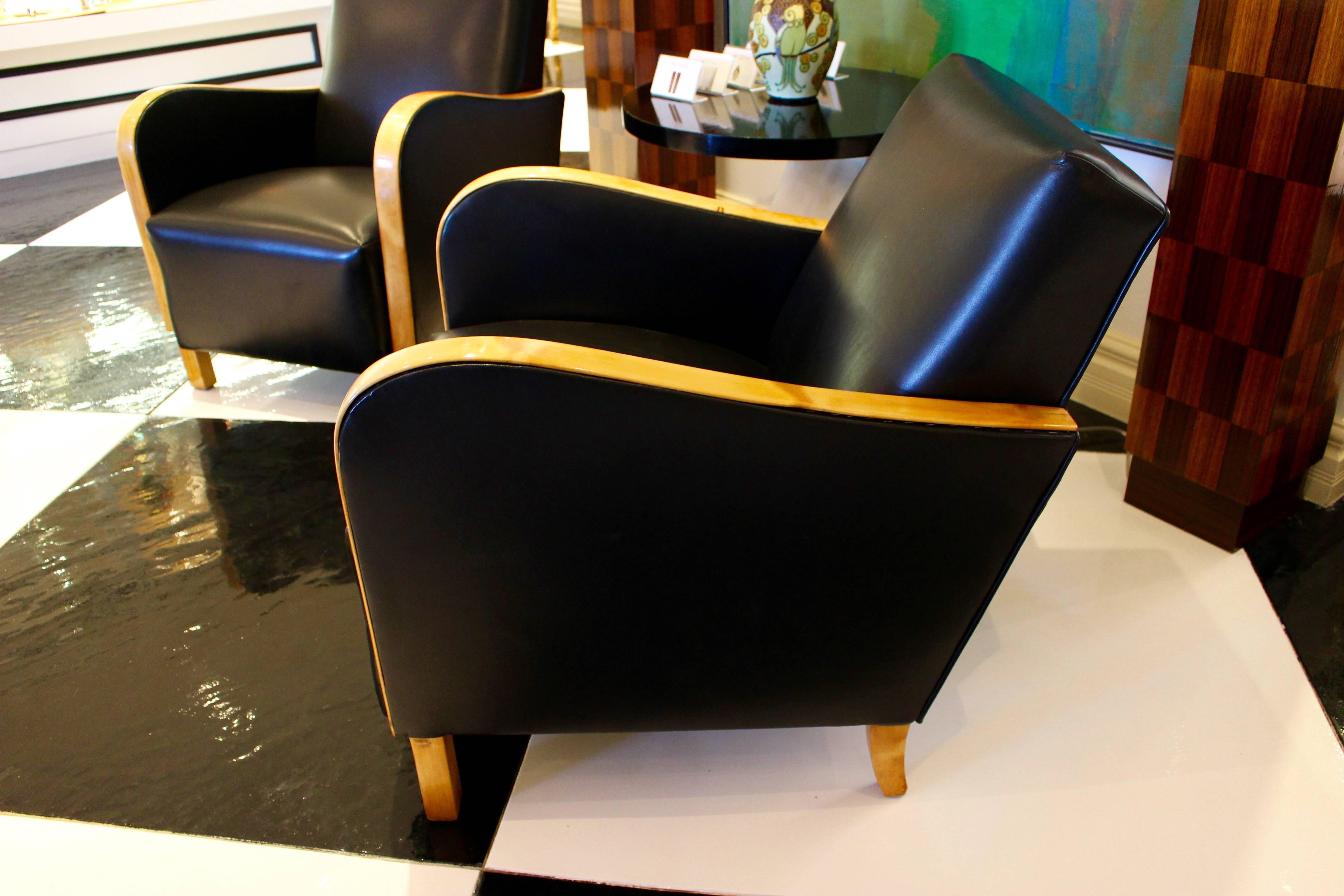 20ième siècle Paire de fauteuils club Art Déco suédois des années 1930 en cuir noir avec cadre en bois cintré en vente