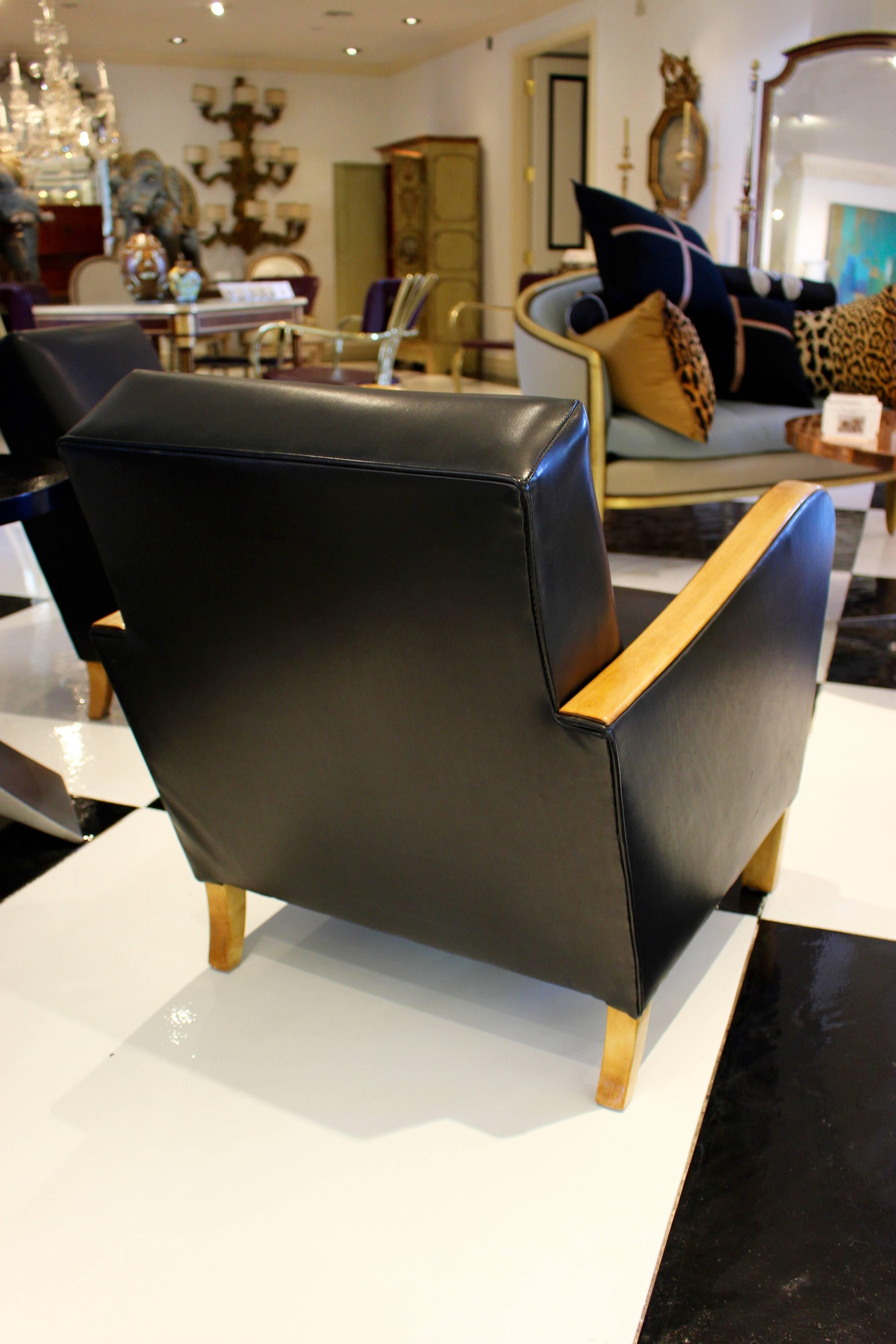 Paire de fauteuils club Art Déco suédois des années 1930 en cuir noir avec cadre en bois cintré en vente 1