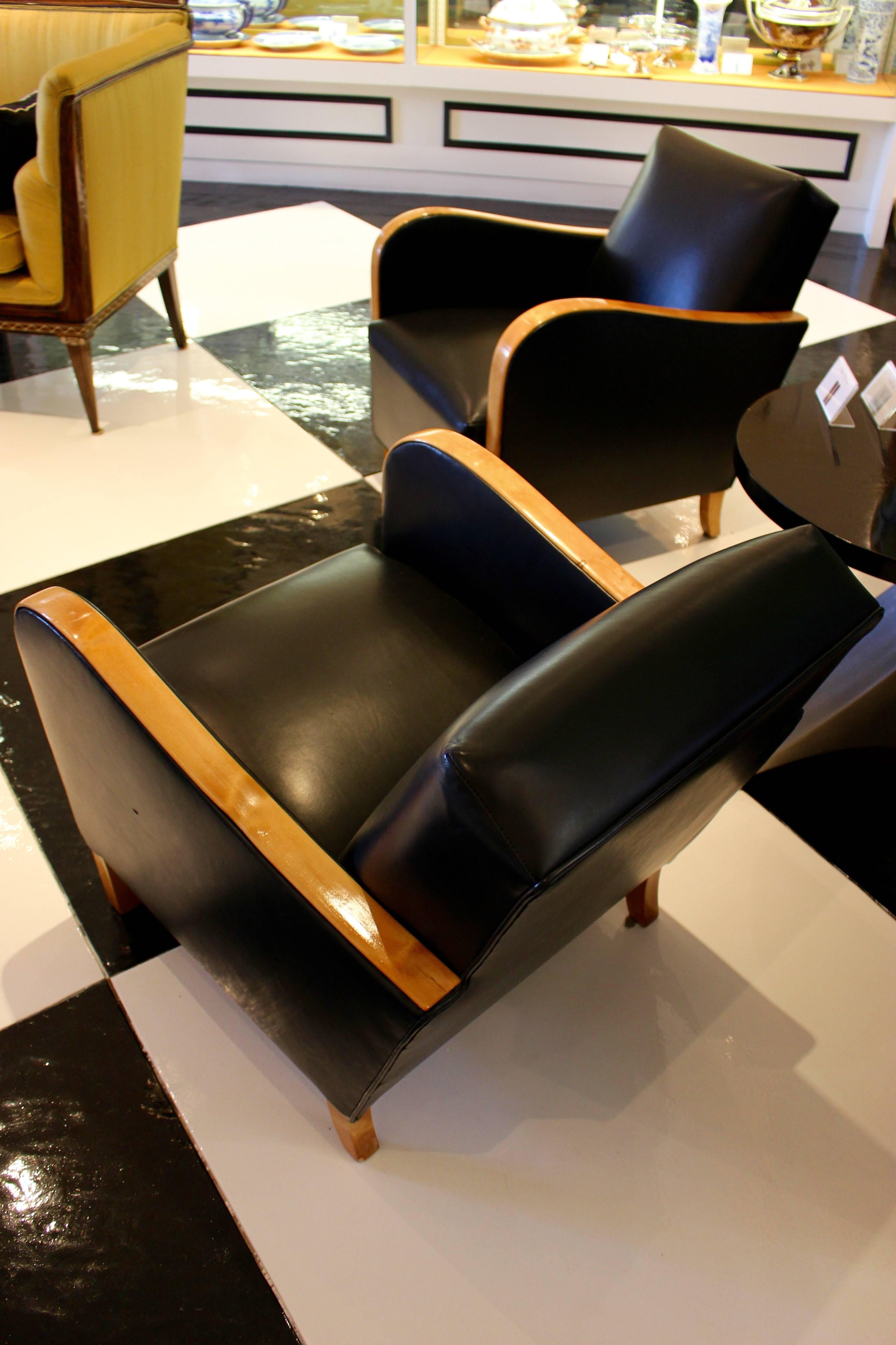 Bois cintré Paire de fauteuils club Art Déco suédois des années 1930 en cuir noir avec cadre en bois cintré en vente