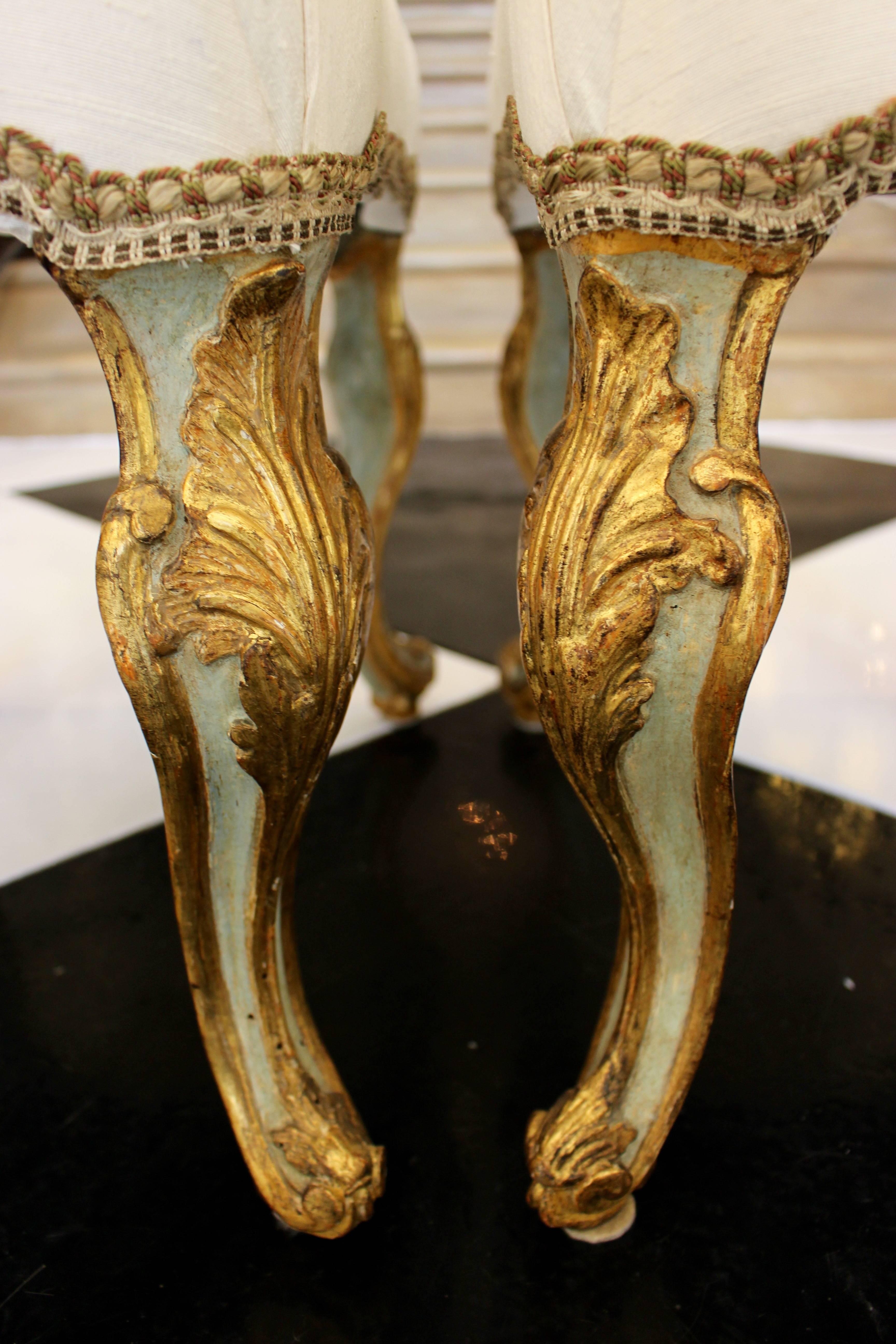 Ein Paar italienische Piemonteser Rokoko-Hocker aus der Mitte des 18. Jahrhunderts, bemalt und paketvergoldet, aus der Sammlung des Designers Gary Tisdale-Woods, mit Cabriole-Beinen und Polsterung. Dieses Paar blau bemalter und paketvergoldeter