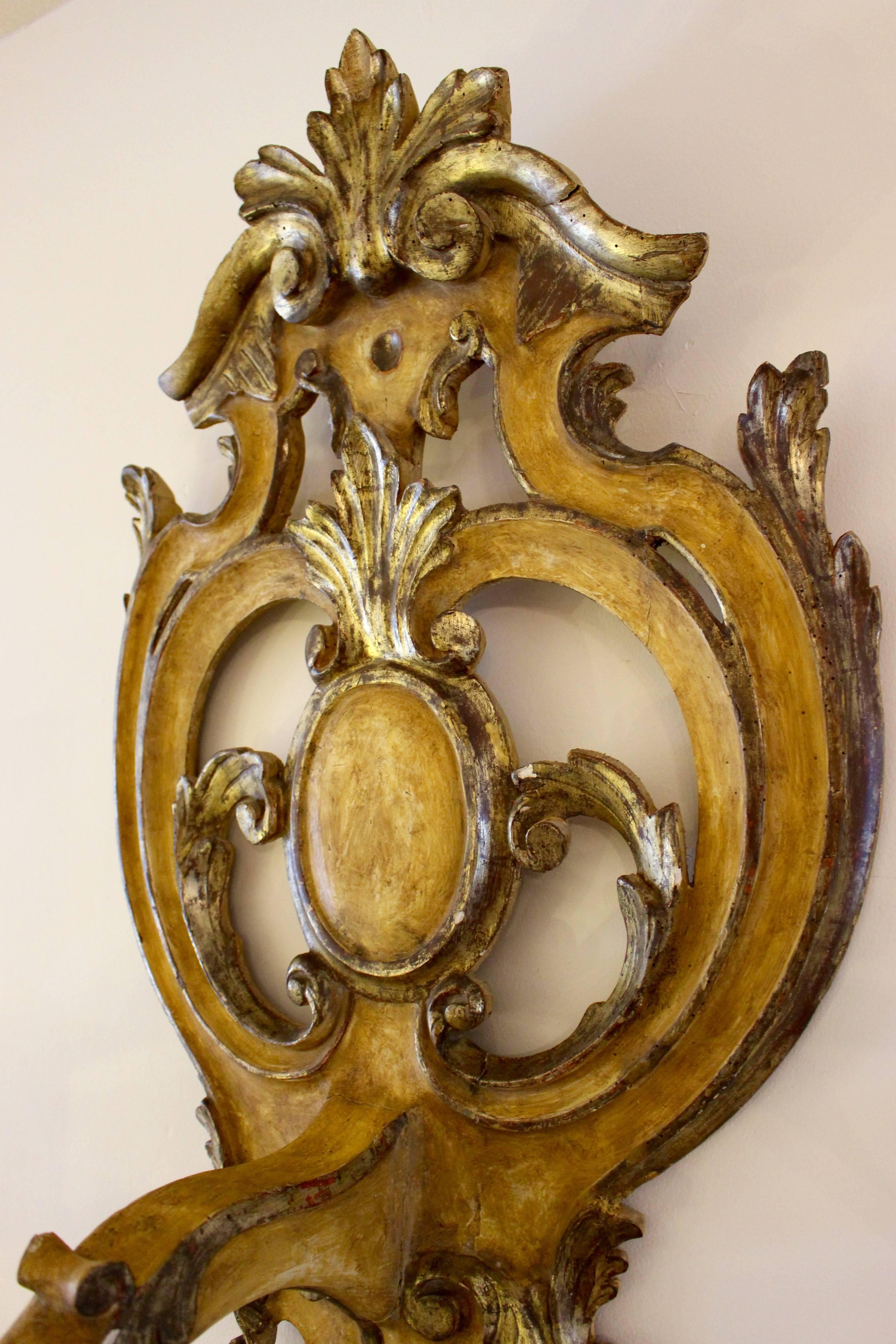 Carved 18th Century Italian Baroque Parcel-Gilt Ochre Painted One-Light Wall Sconce For Sale