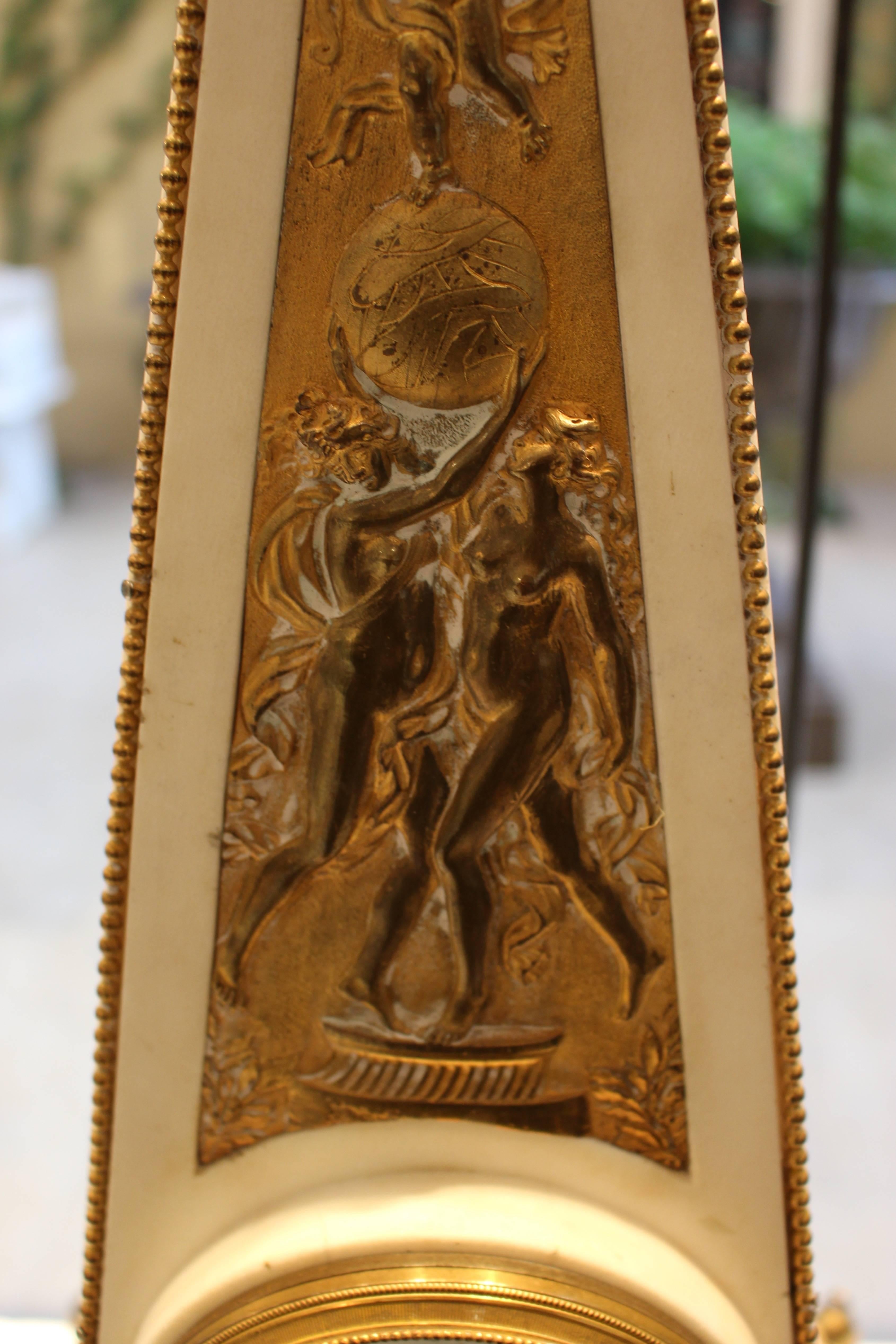Pendule de cheminée obélisque de style Louis XVI du 19ème siècle en marbre blanc monté en bronze doré Bon état - En vente à Palm Desert, CA