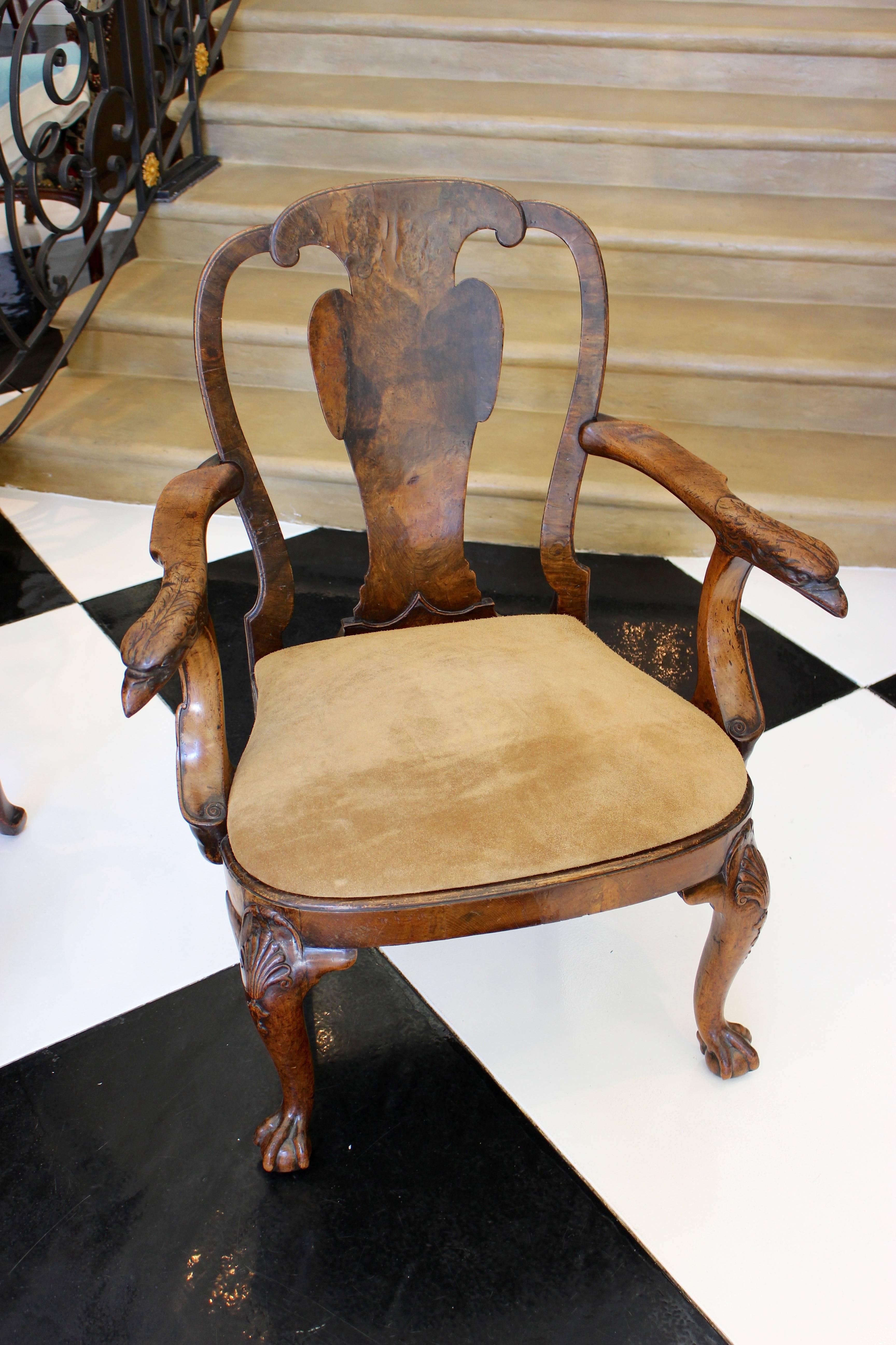 A pair of English George III period burl walnut armchairs from the first half of the 18th century, with stamped initials, carved splats, eagle motifs, cabriole legs and claw-and-ball feet. Each of this pair of English armchairs features a delicately