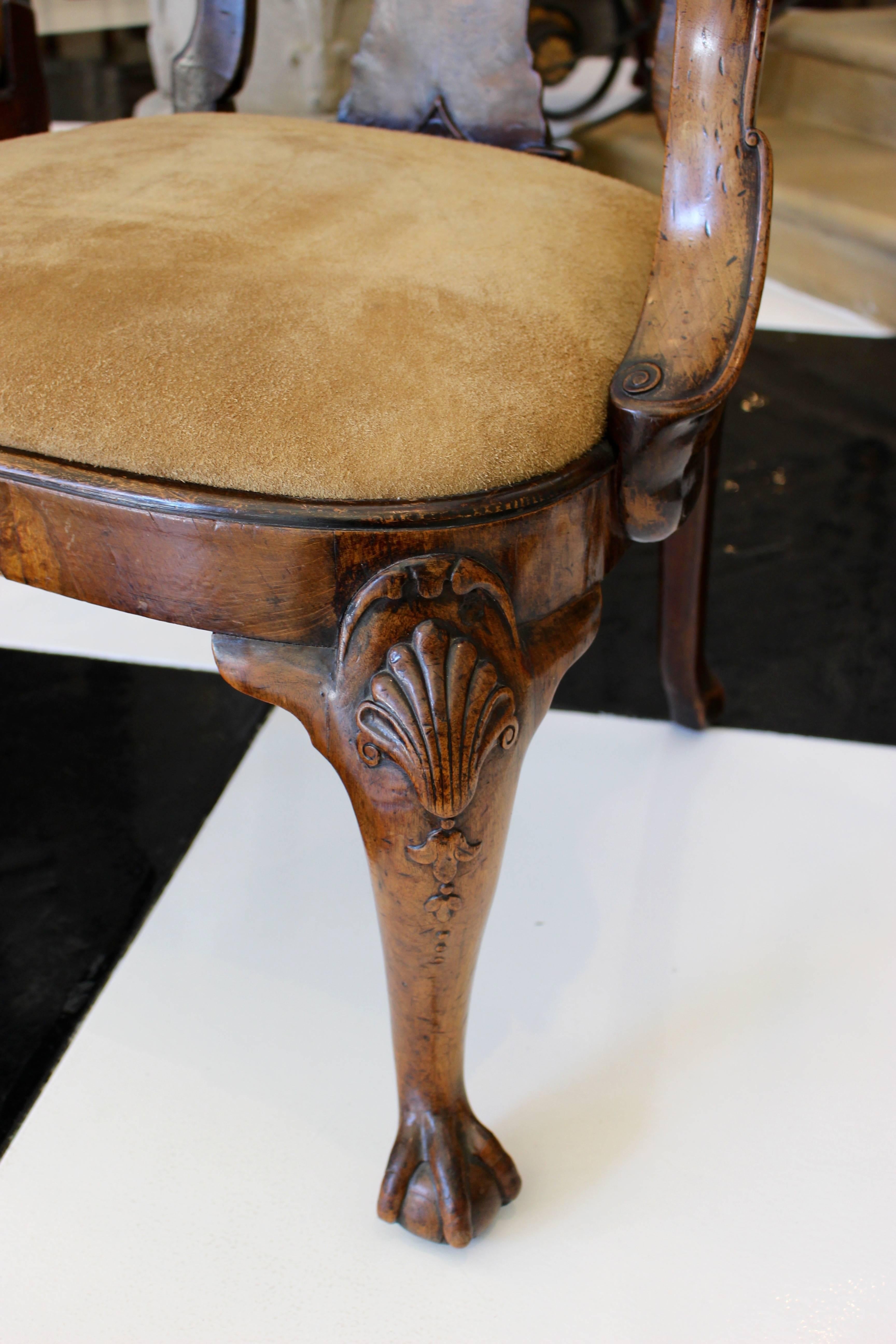 Pair of English George III 1730s Stamped Burl Walnut Armchairs with Eagle Heads In Good Condition For Sale In Palm Desert, CA