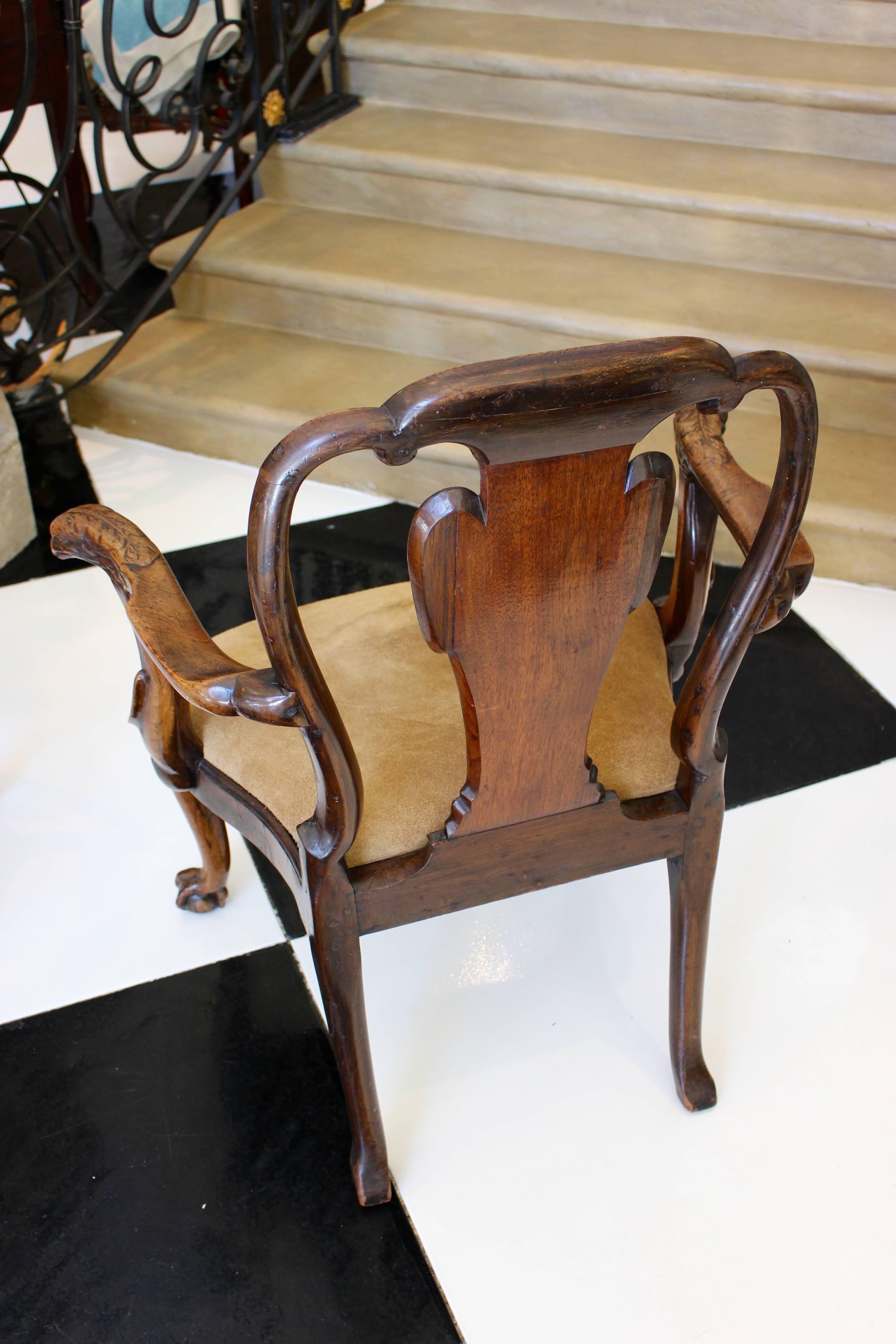 Englische Sessel aus Nussbaum mit Adlerköpfen, mit gestempelten Initialen, aus der Zeit von George III. um 1730 (Geschnitzt) im Angebot