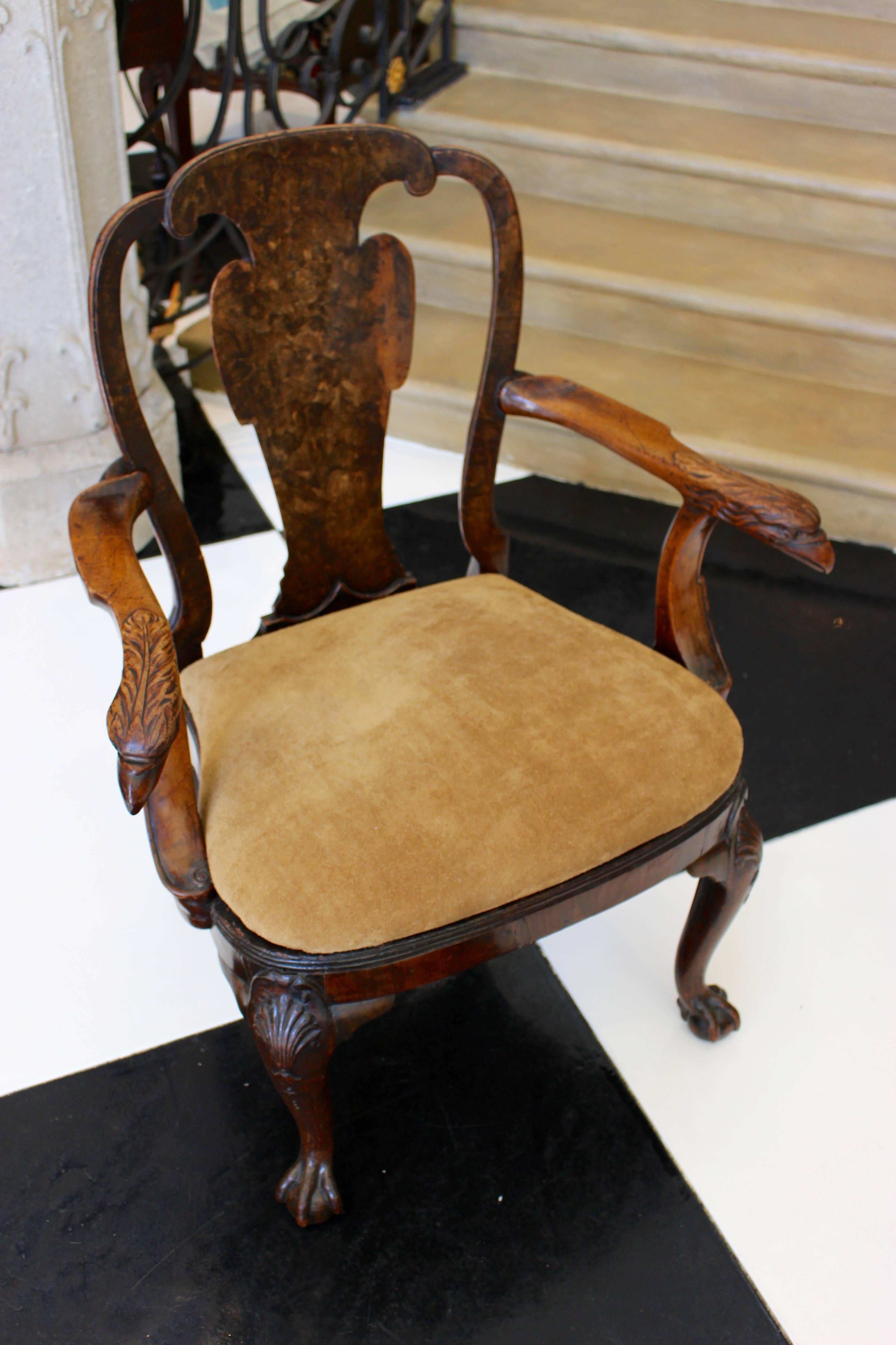 Englische Sessel aus Nussbaum mit Adlerköpfen, mit gestempelten Initialen, aus der Zeit von George III. um 1730 (Walnuss) im Angebot