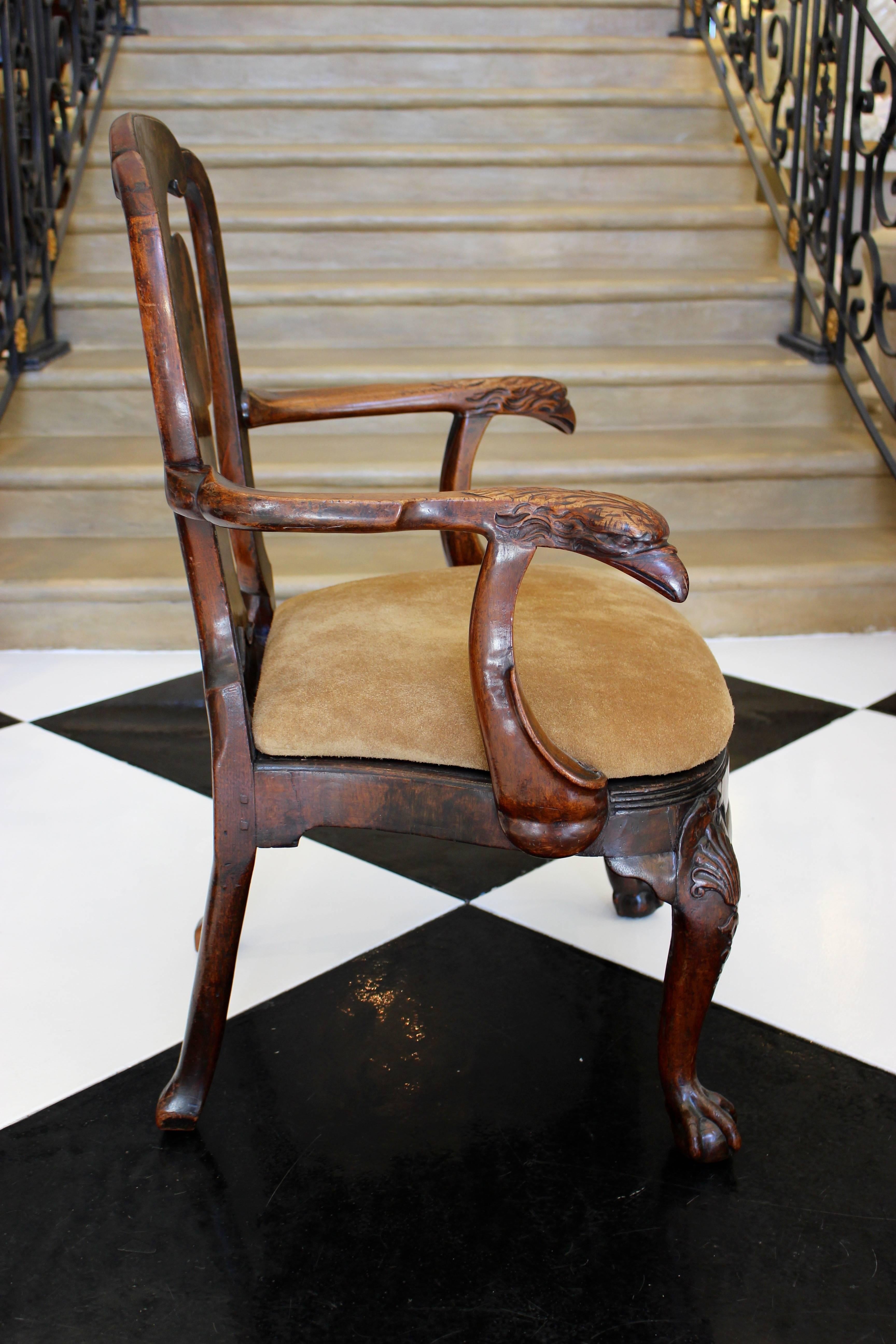 Englische Sessel aus Nussbaum mit Adlerköpfen, mit gestempelten Initialen, aus der Zeit von George III. um 1730 (Britisch) im Angebot