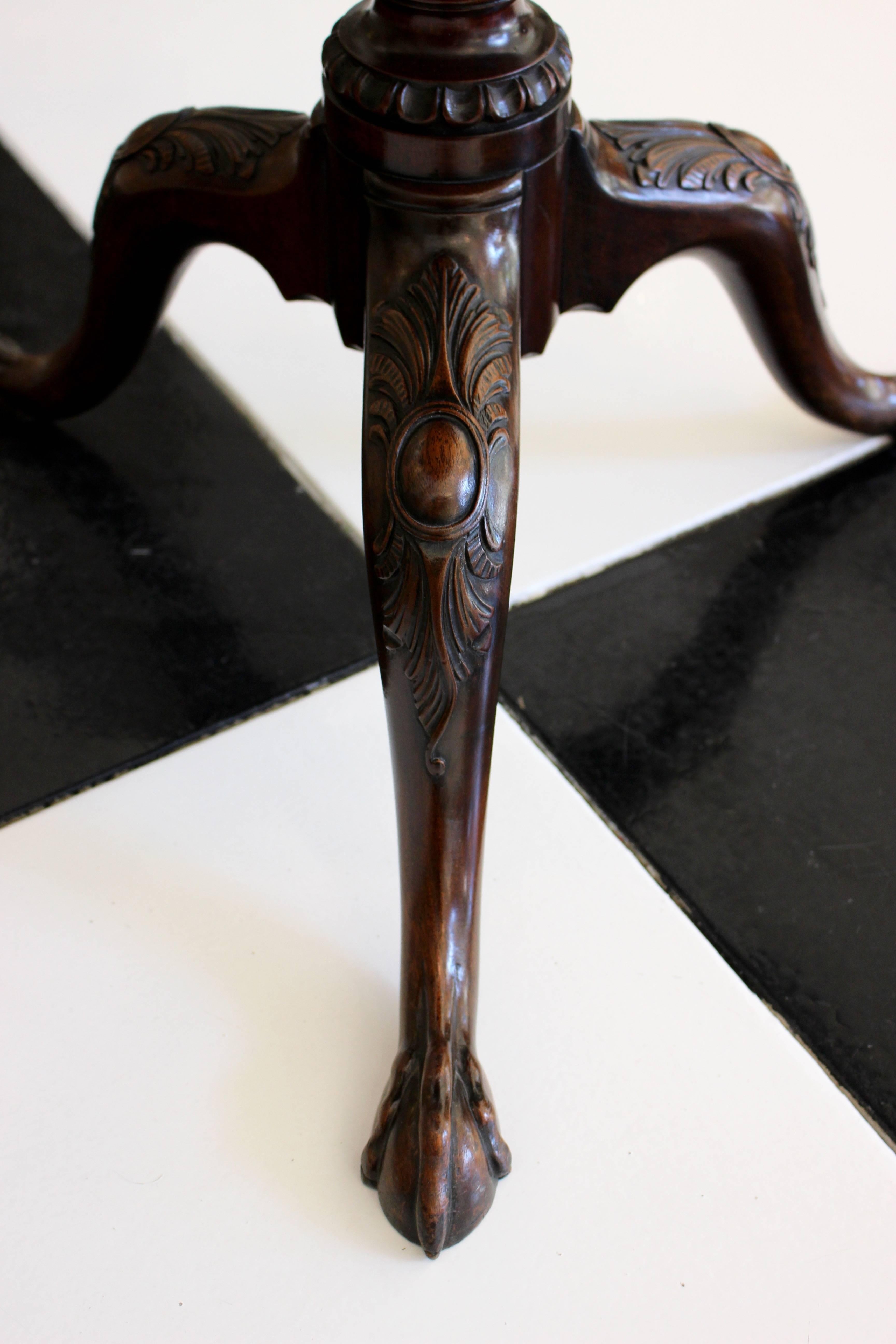 Mid-18th Century English George II Mahogany Tripod Table with Pie-Crust Tilt-Top For Sale 2