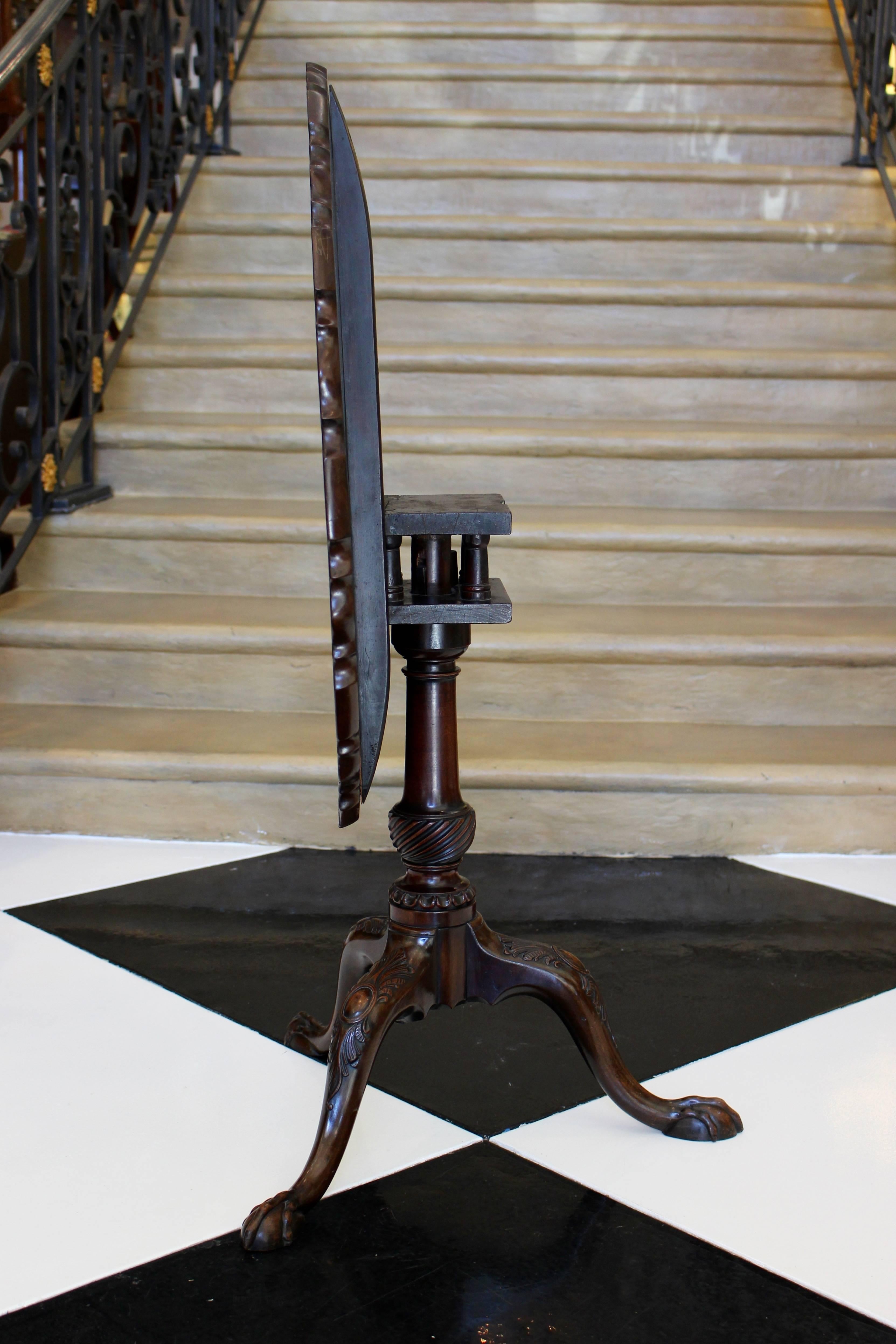 Mid-18th Century English George II Mahogany Tripod Table with Pie-Crust Tilt-Top In Good Condition For Sale In Palm Desert, CA