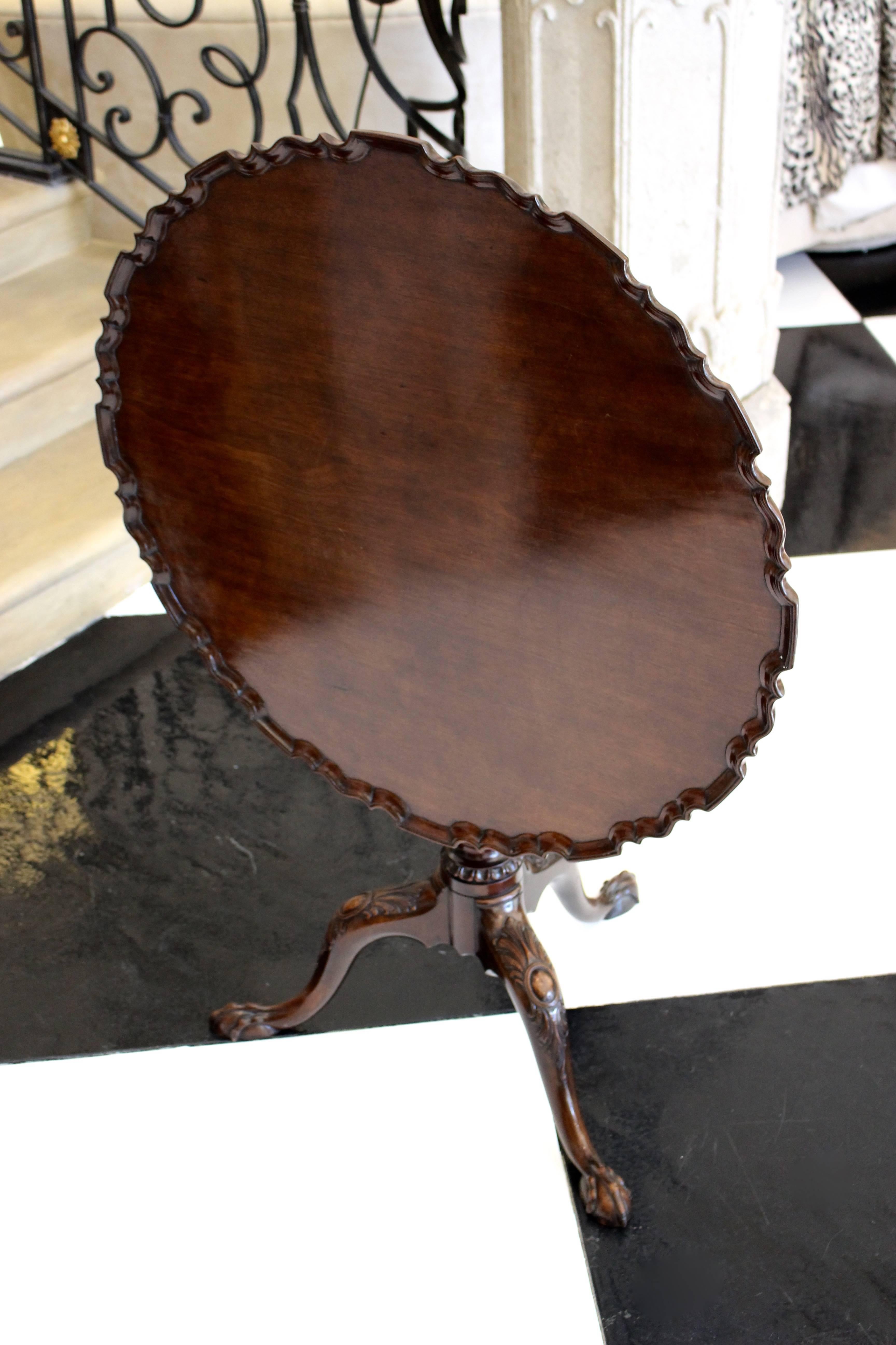 Mid-18th Century English George II Mahogany Tripod Table with Pie-Crust Tilt-Top For Sale 3