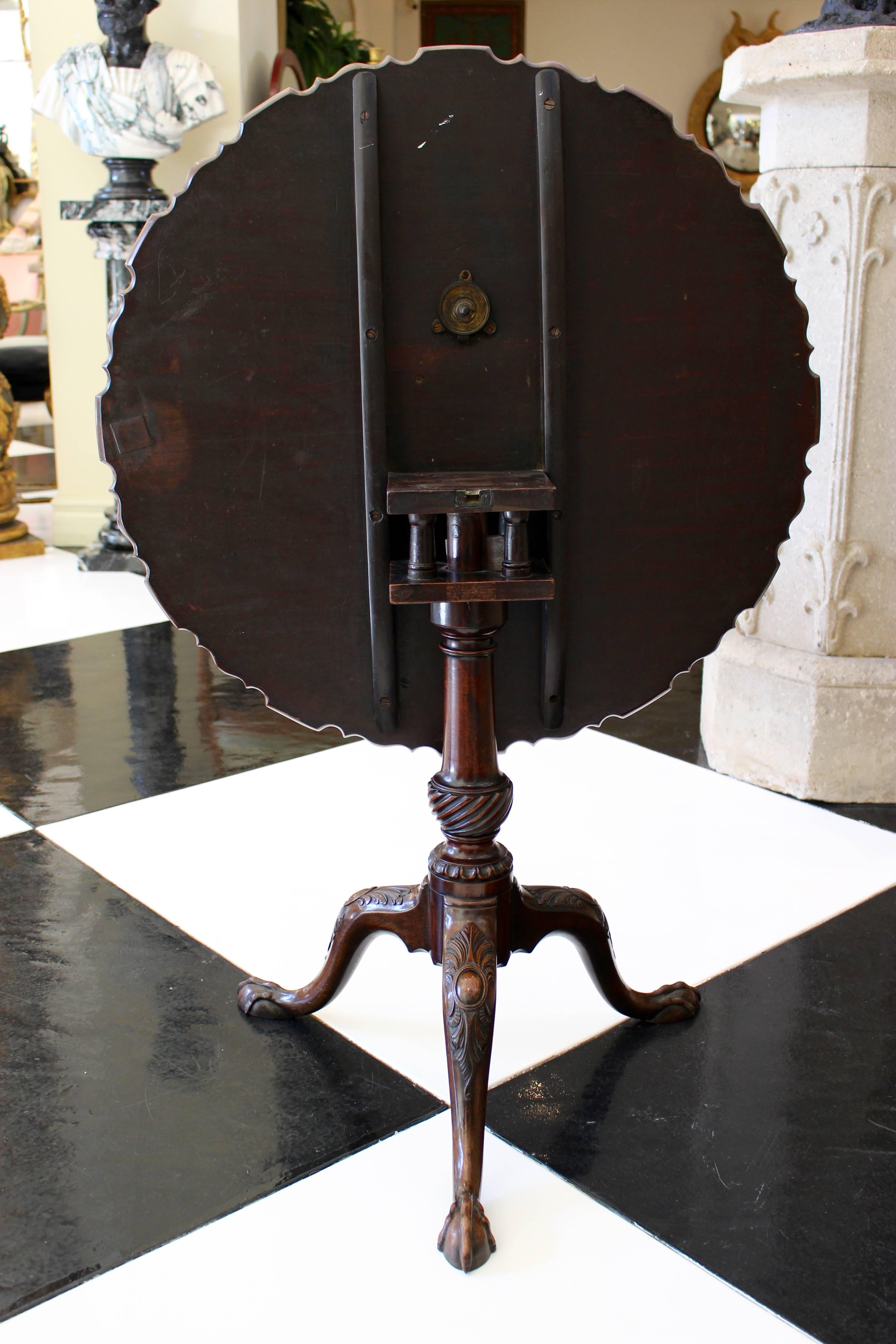 Mid-18th Century English George II Mahogany Tripod Table with Pie-Crust Tilt-Top For Sale 1