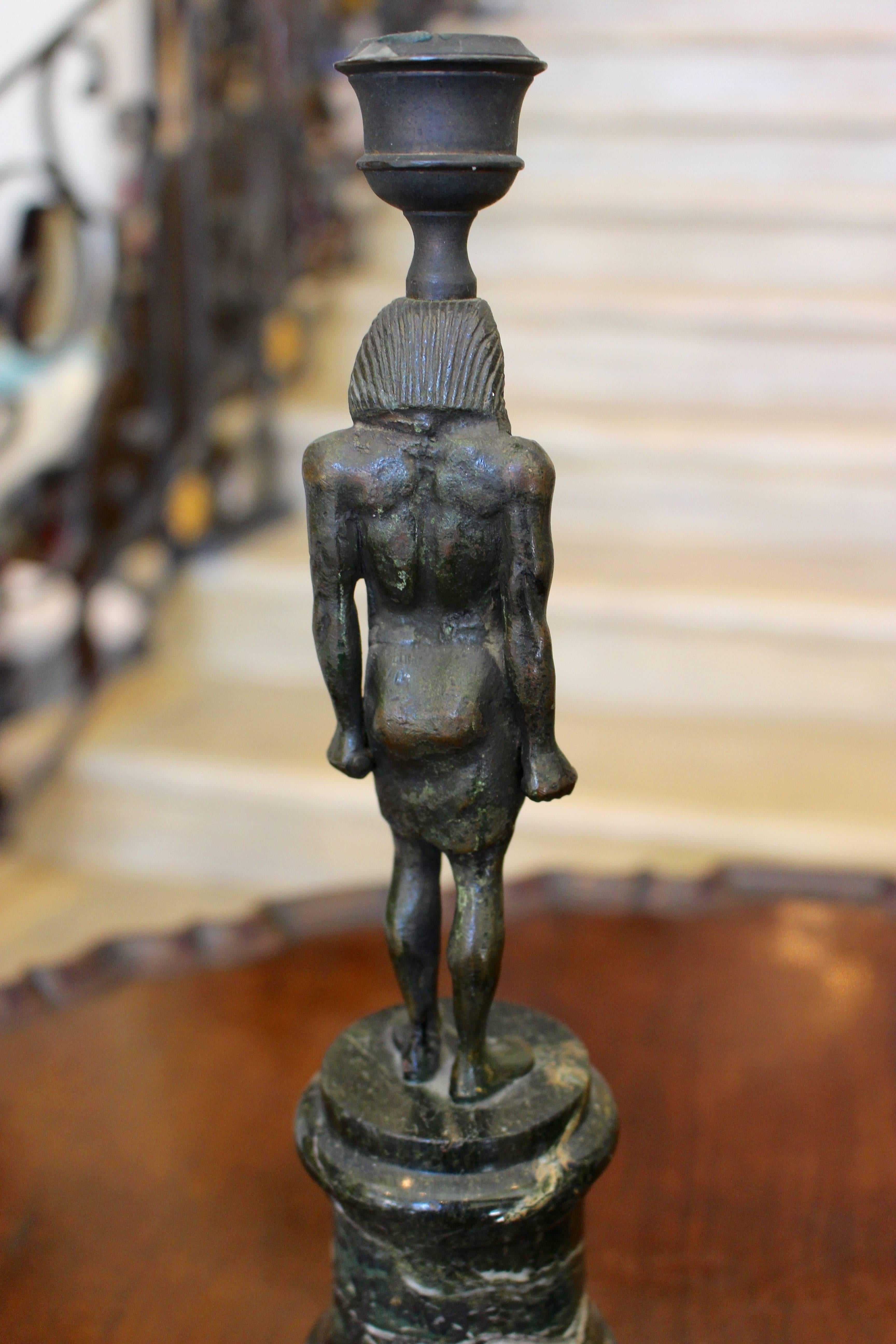 Marmo Coppia di candelieri in stile egiziano in marmo verde del XIX secolo con figura di Dio in vendita