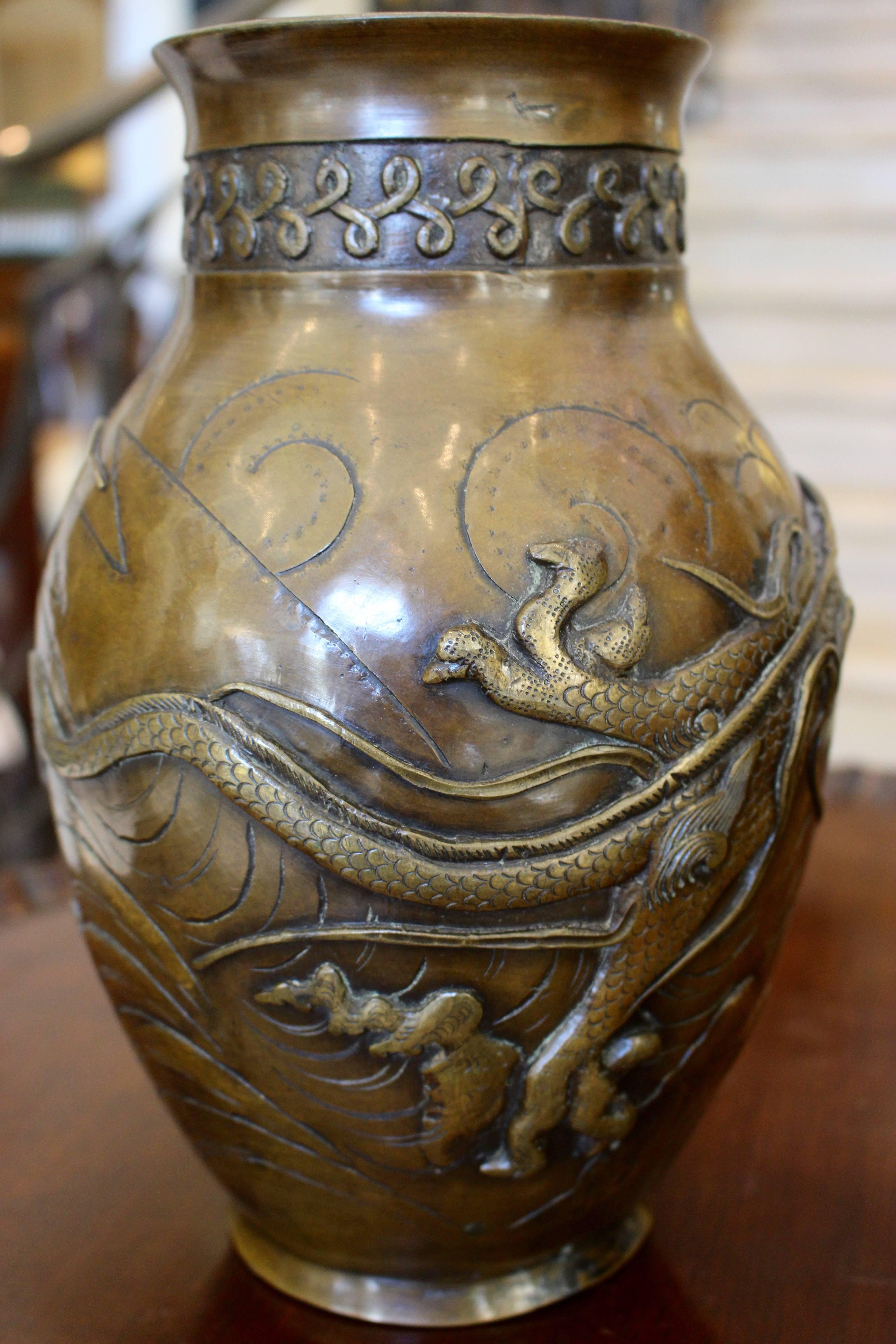 20ième siècle Paire de vases japonais en bronze finement moulés avec des figures de dragons en haut-relief en vente