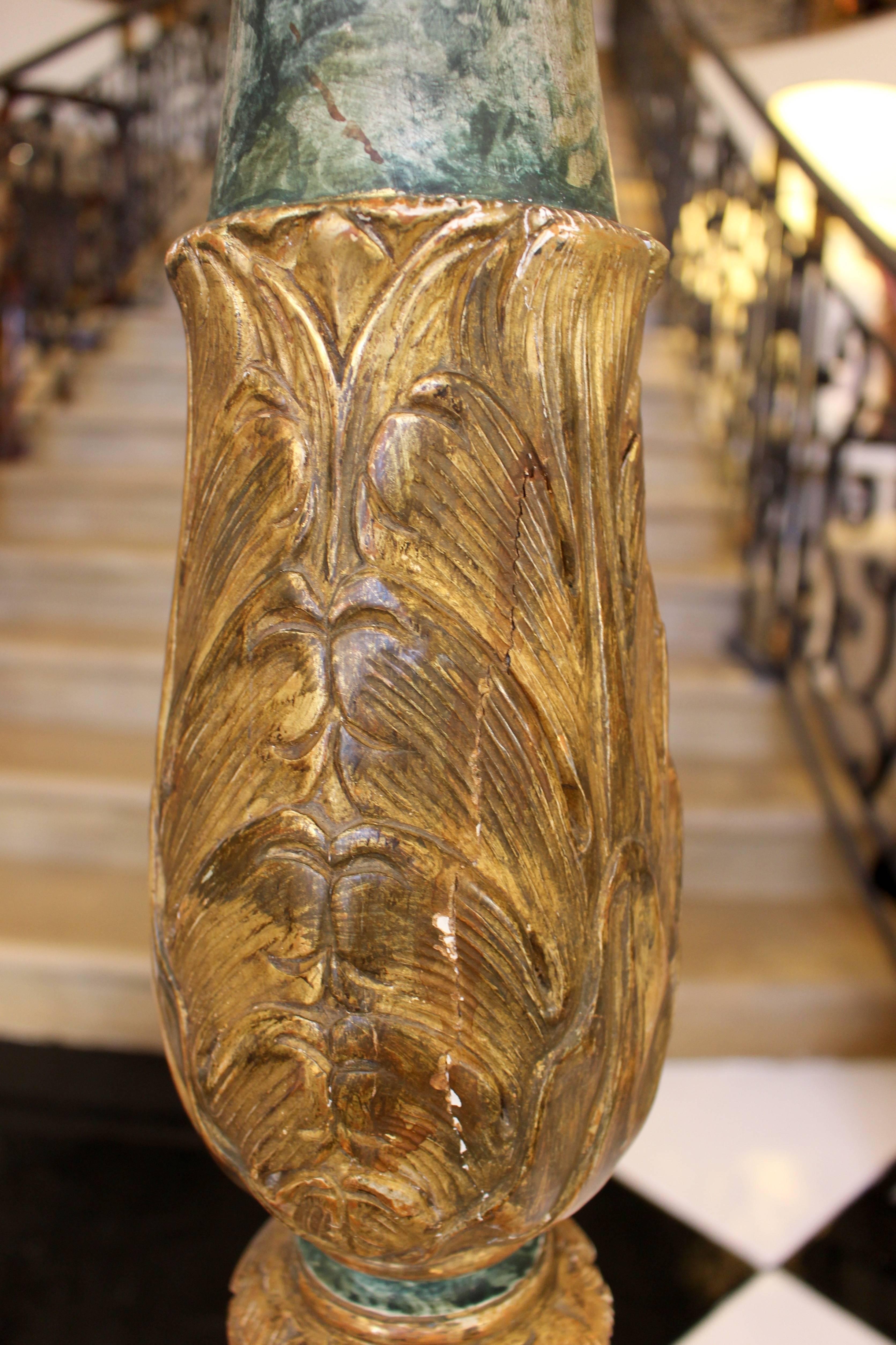 Bois Paire de torchères d'Europe du Sud en bois peint en faux marbre et doré à la feuille en vente