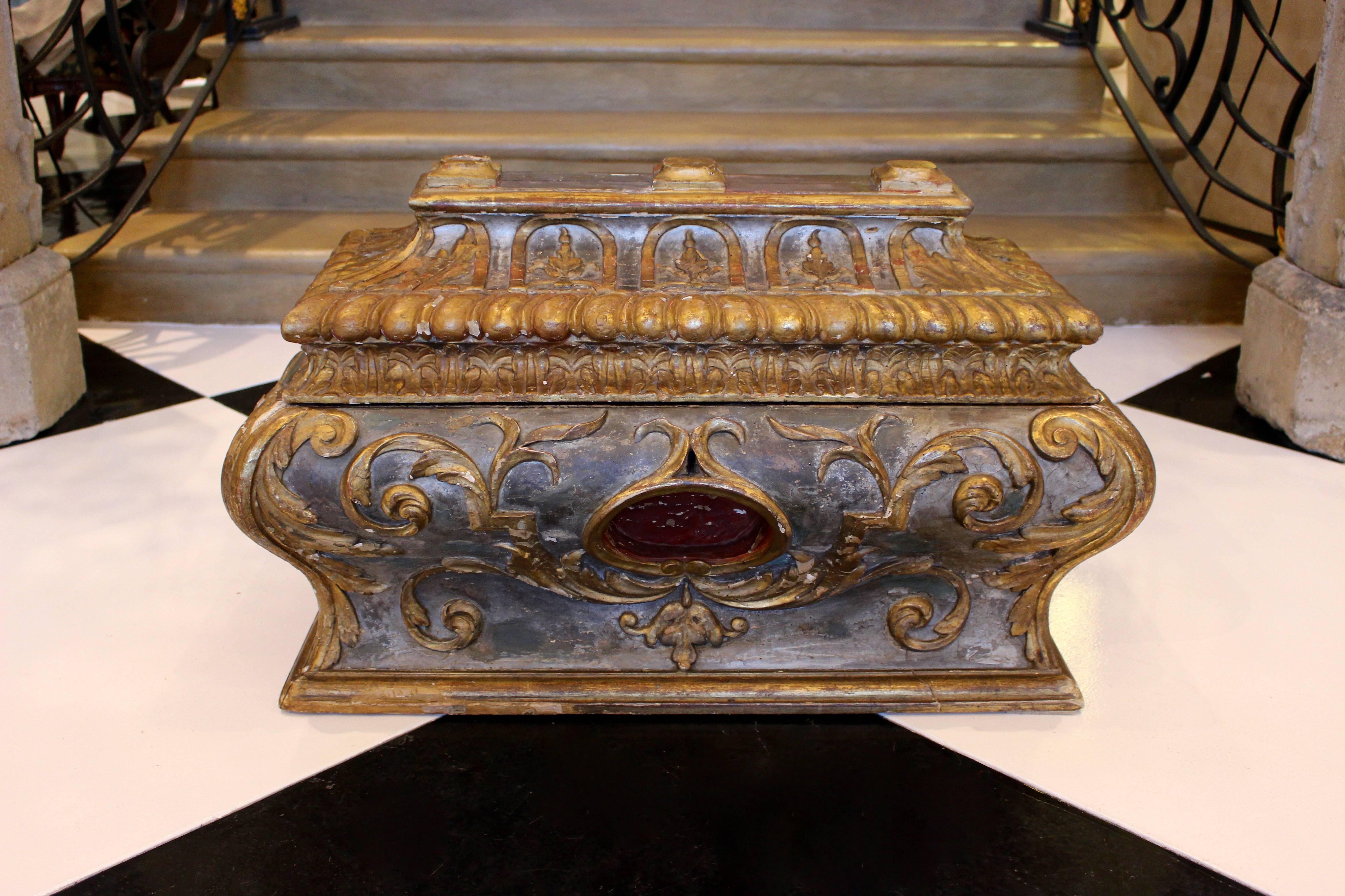 Coffre italien du 18ème siècle en bois sculpté en forme de sarcophage avec reliquaire en vente 1