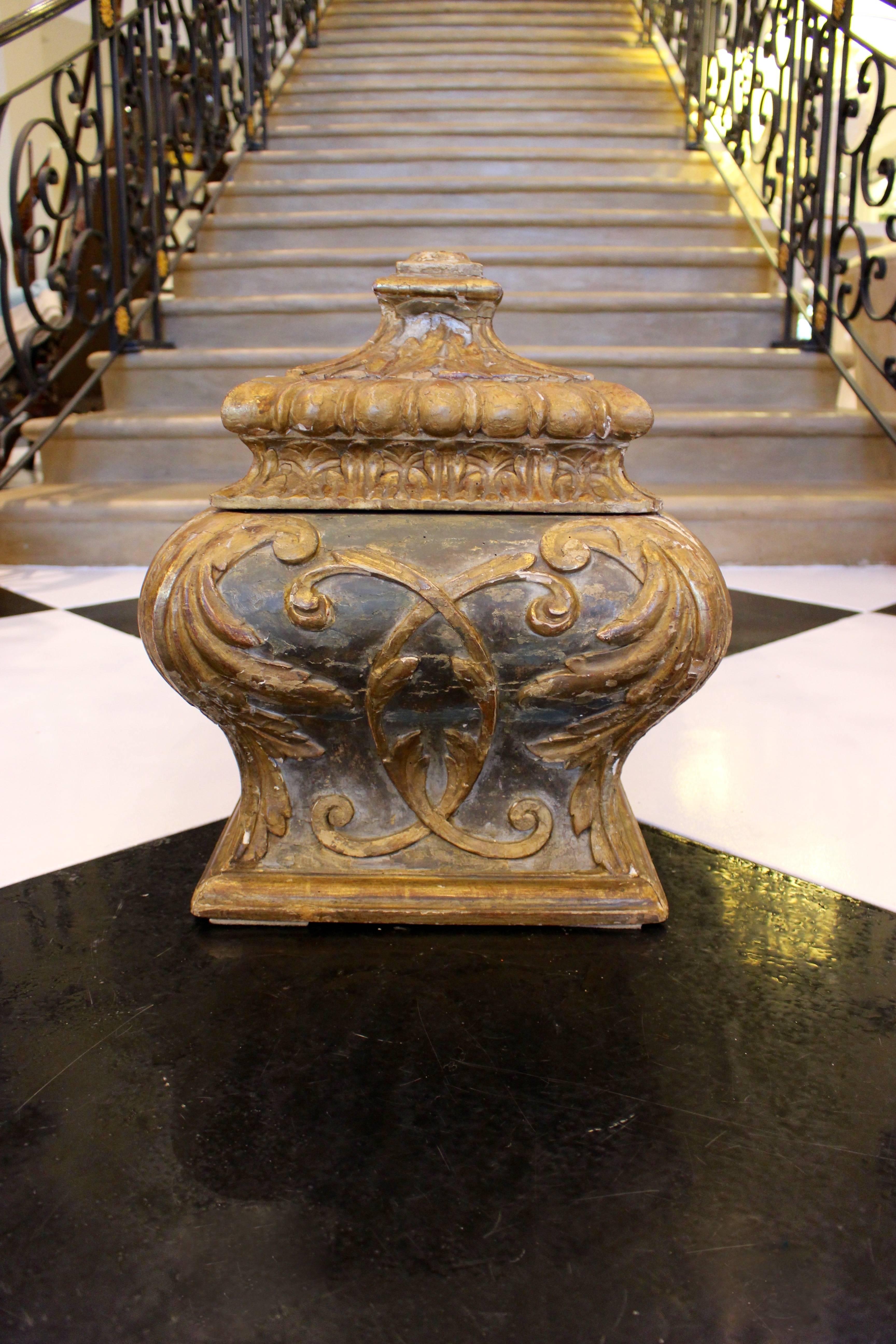 Rococo Coffre italien du 18ème siècle en bois sculpté en forme de sarcophage avec reliquaire en vente