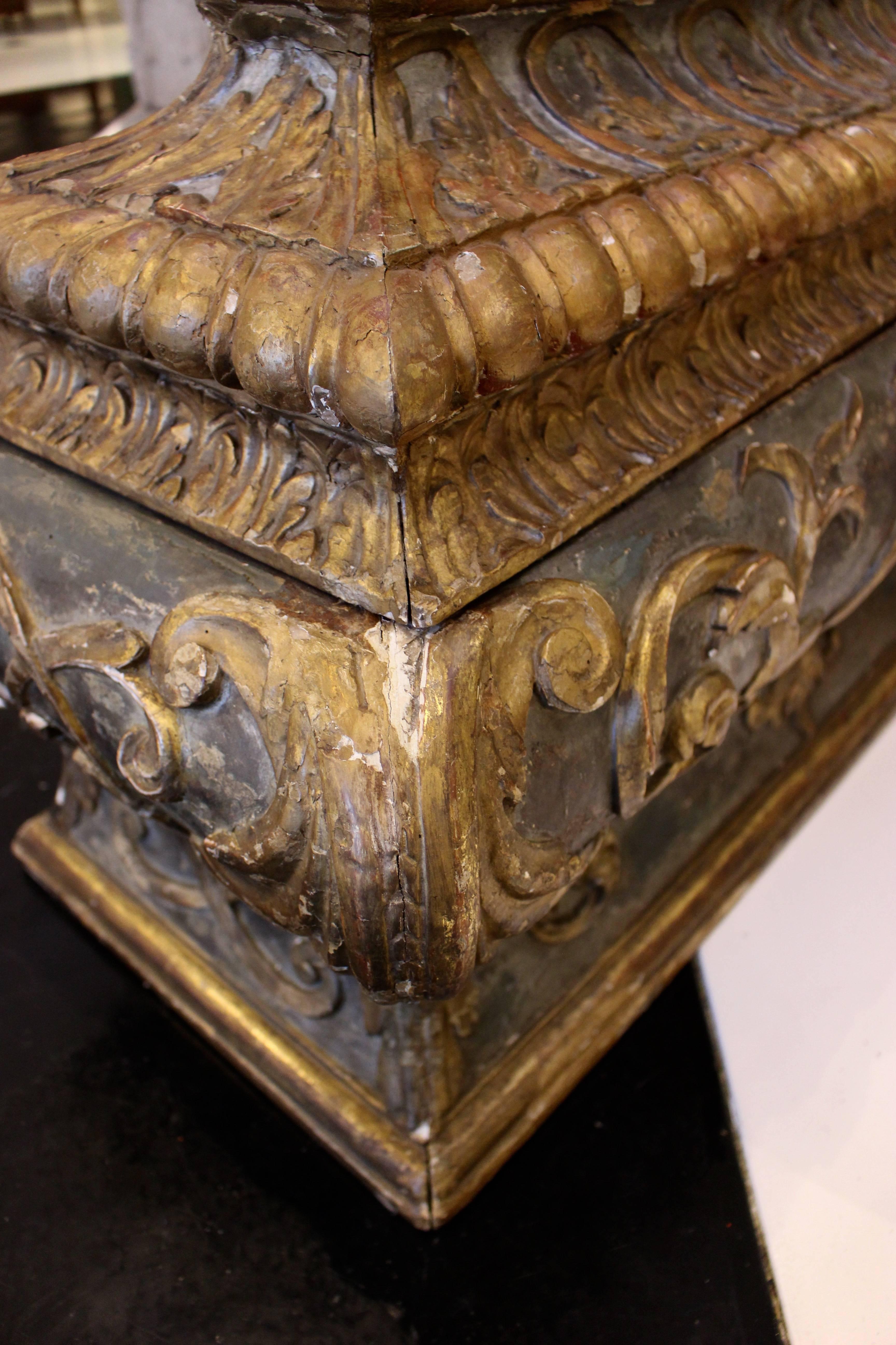 Sculpté Coffre italien du 18ème siècle en bois sculpté en forme de sarcophage avec reliquaire en vente