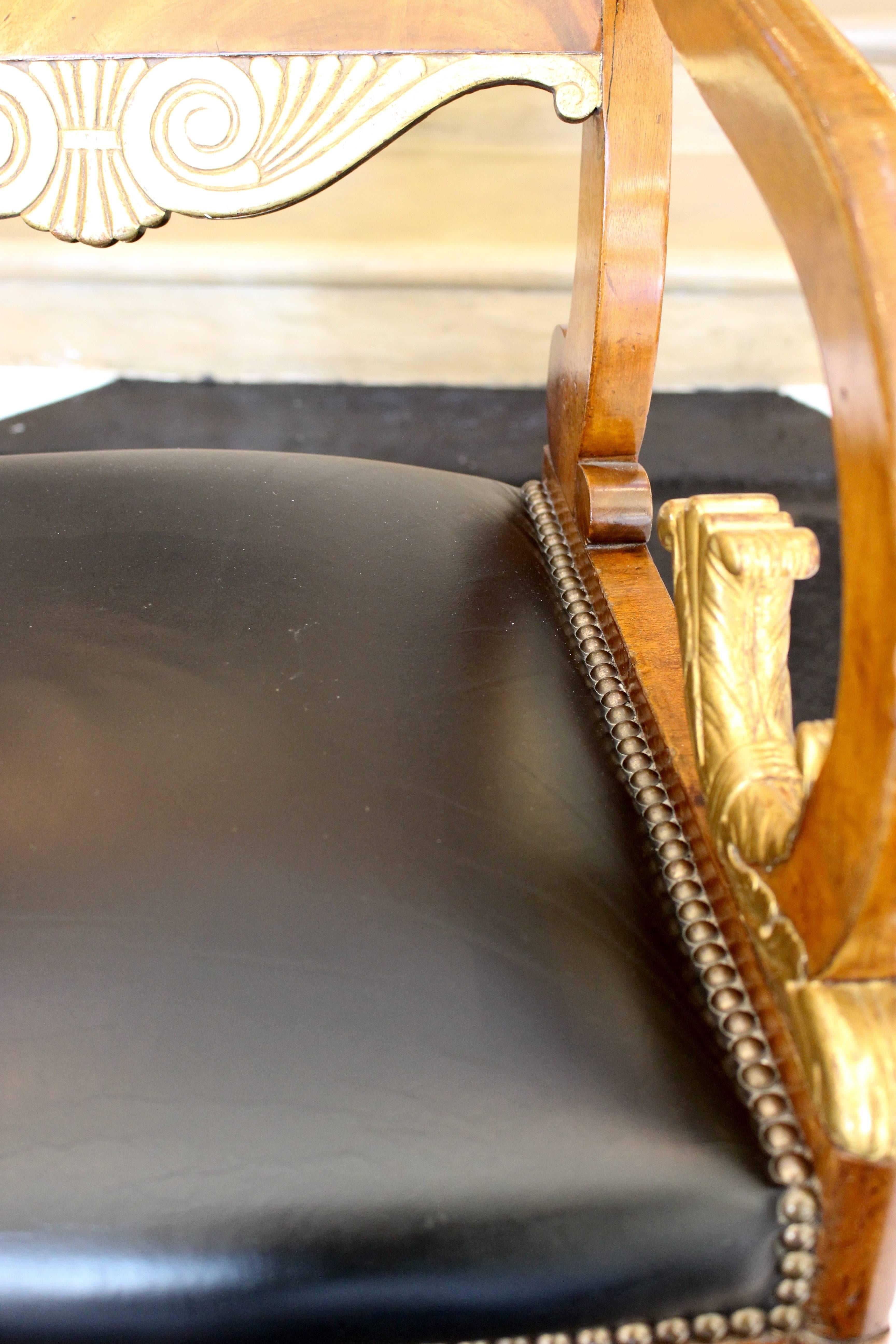 Doré Paire de fauteuils russes d'époque néoclassique du 18ème siècle en acajou doré à la feuille en vente