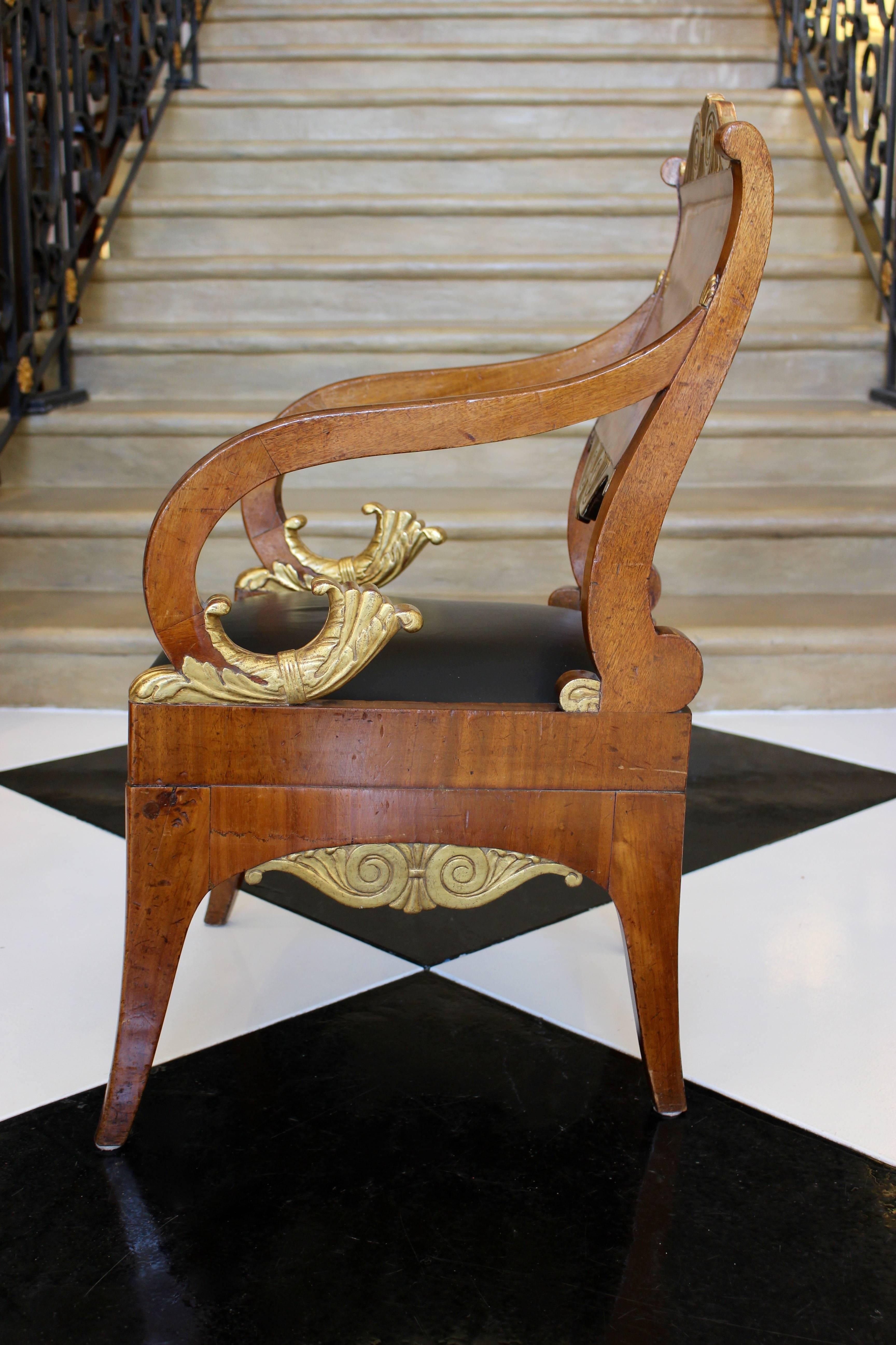 Néoclassique Paire de fauteuils russes d'époque néoclassique du 18ème siècle en acajou doré à la feuille en vente