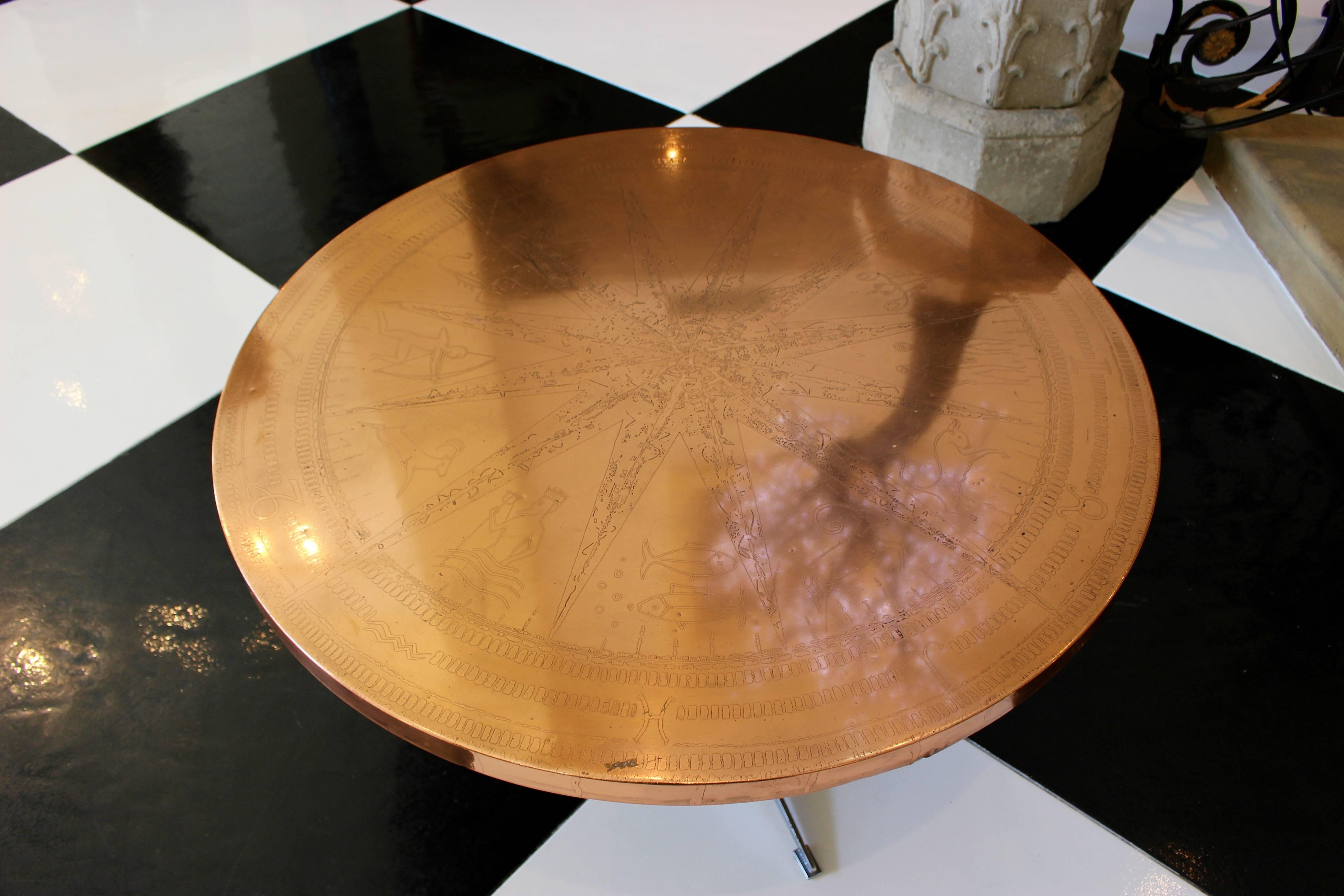 Table basse française en cuivre des années 1900 avec motifs astrologiques et piédestal chromé en vente 1