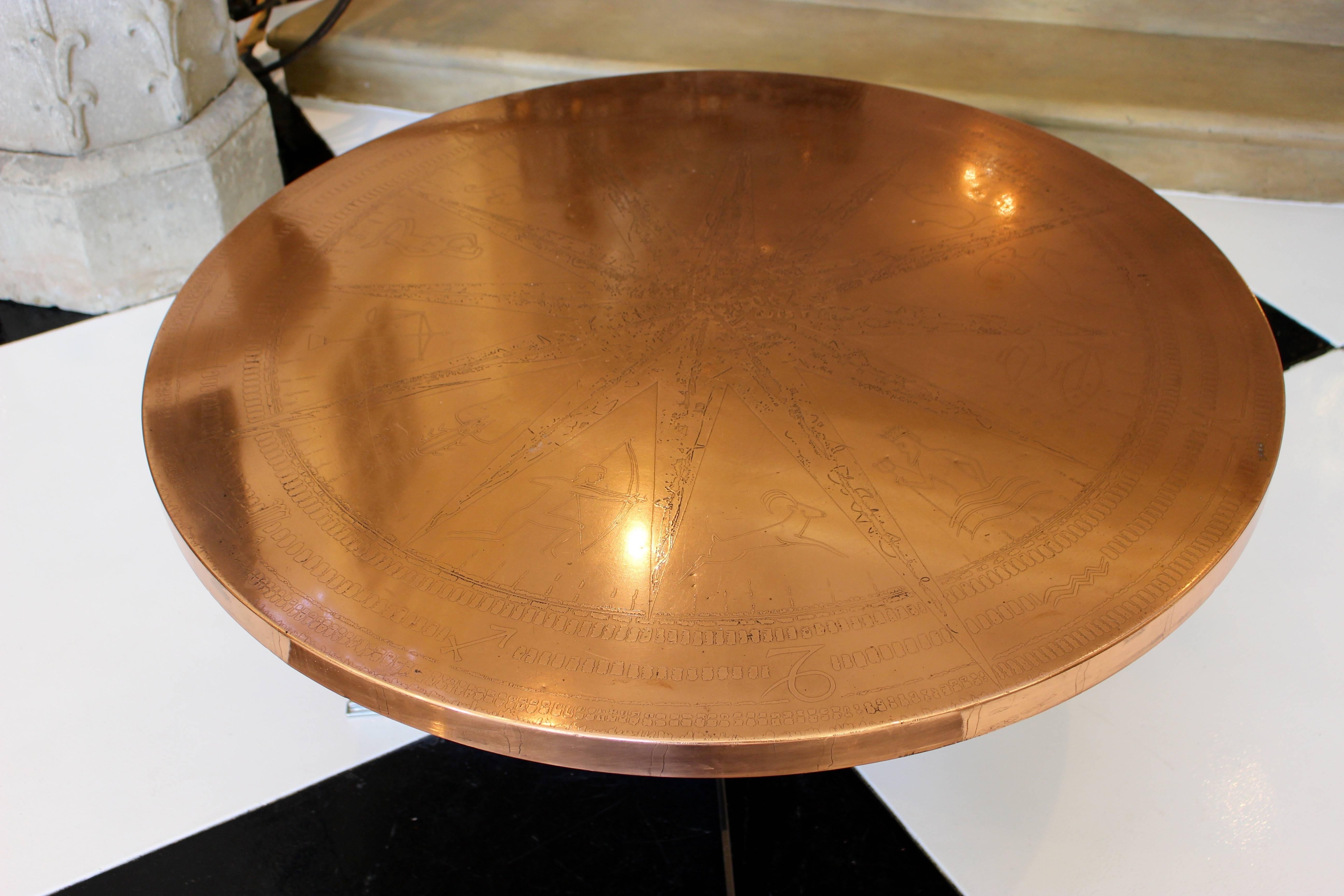 20ième siècle Table basse française en cuivre des années 1900 avec motifs astrologiques et piédestal chromé en vente